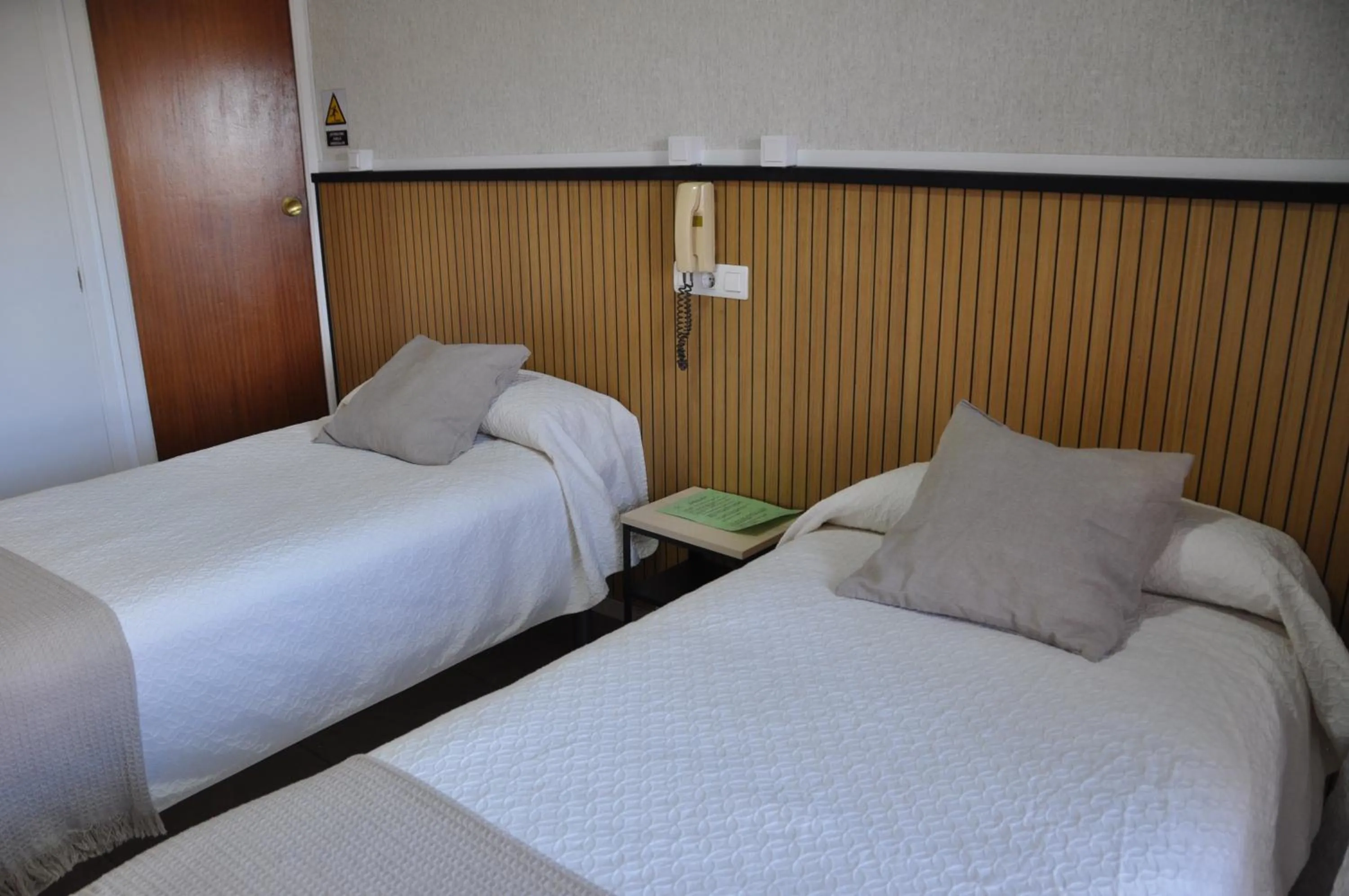 Bedroom, Bed in Hostal Ramón y Cajal