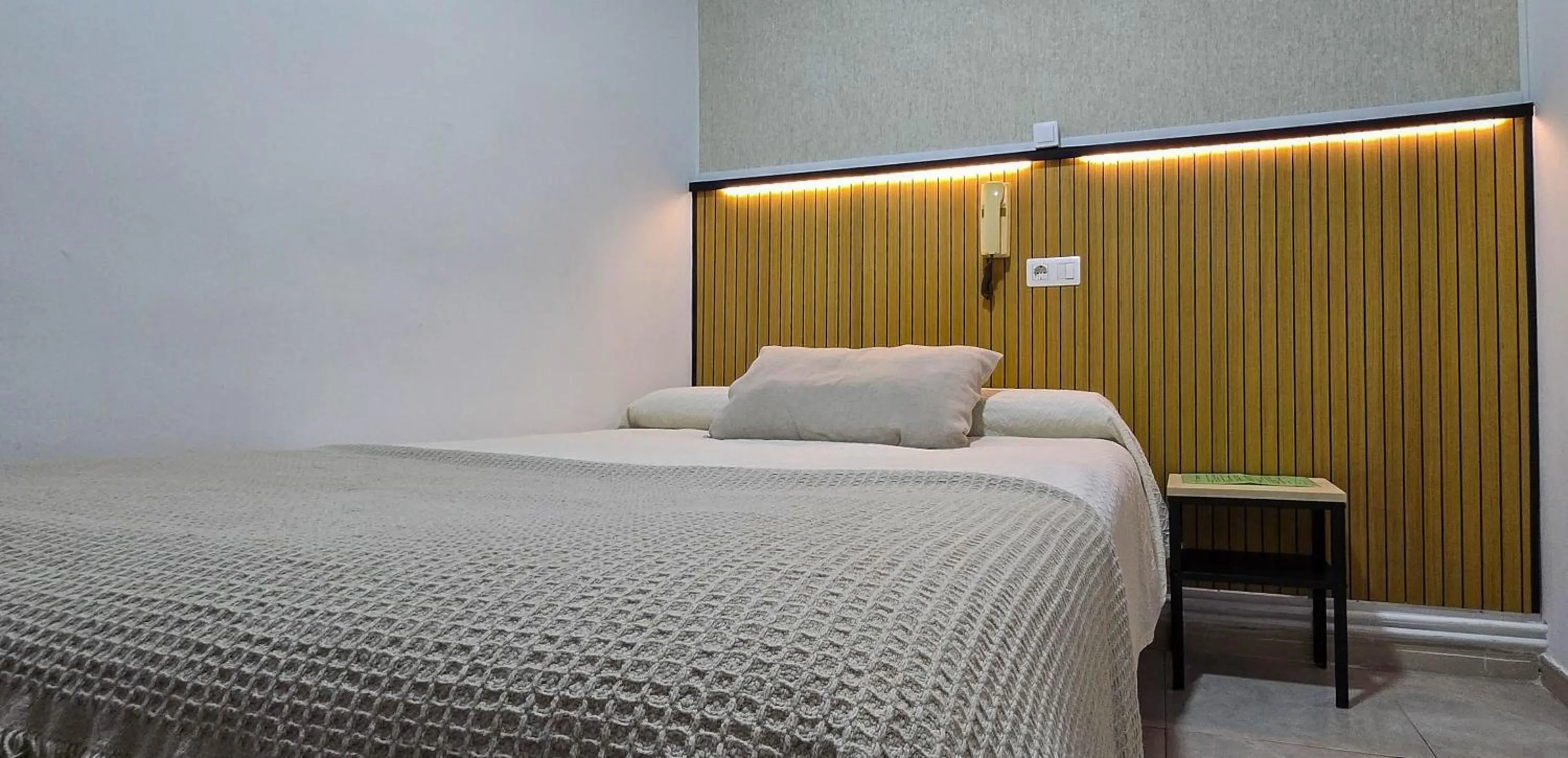 Bedroom, Bed in Hostal Ramón y Cajal