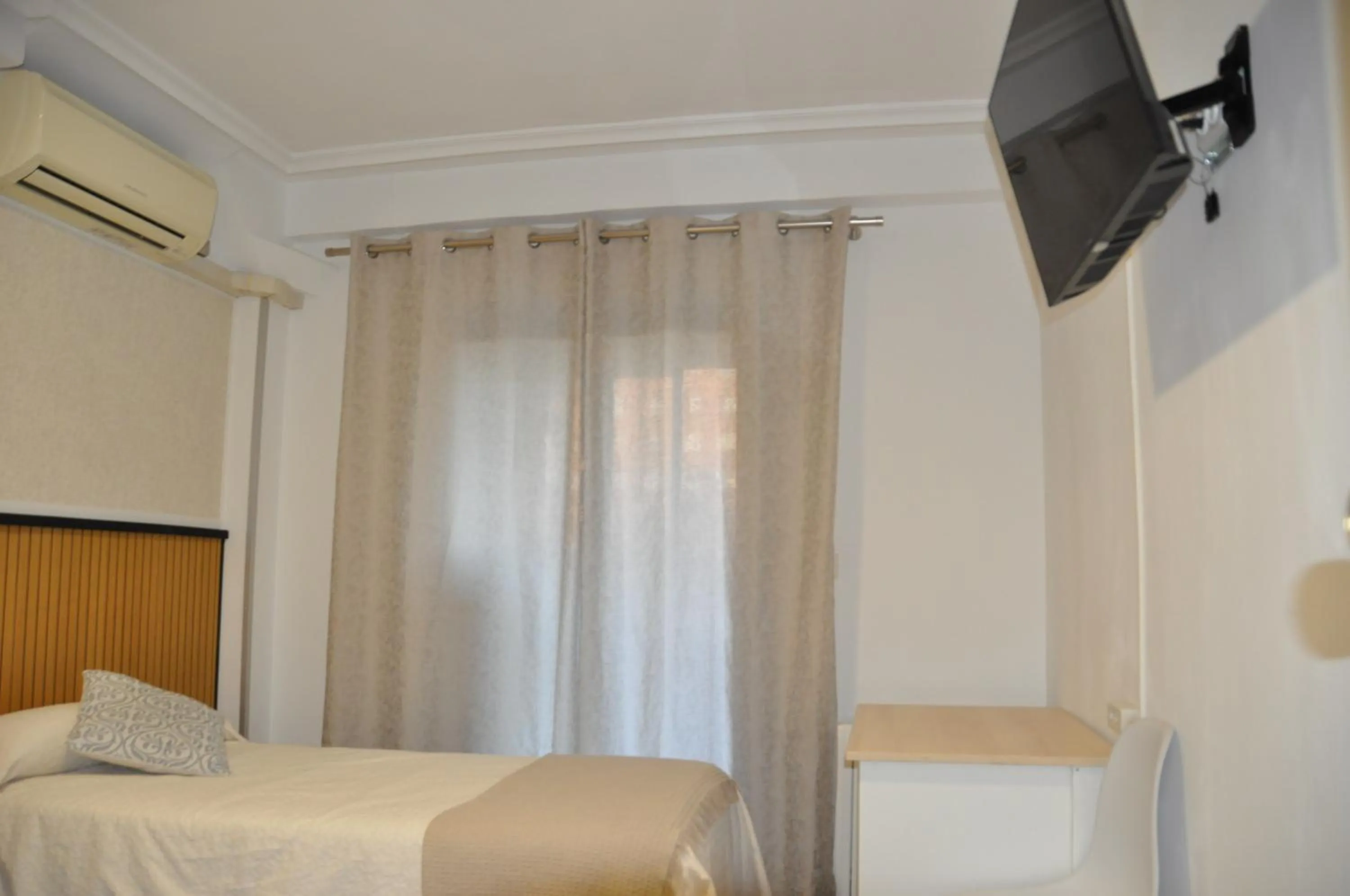 Bedroom, Bed in Hostal Ramón y Cajal