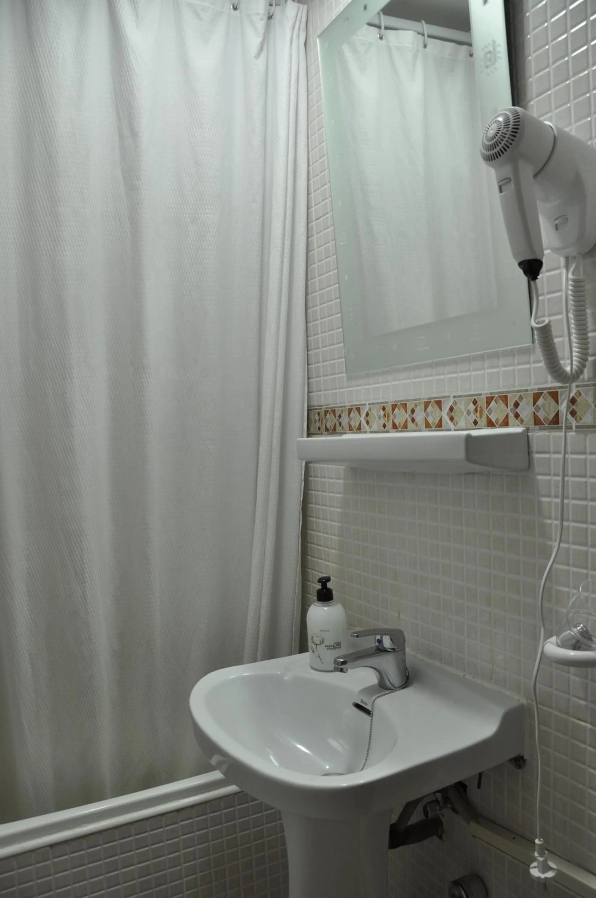 Toilet in Hostal Ramón y Cajal