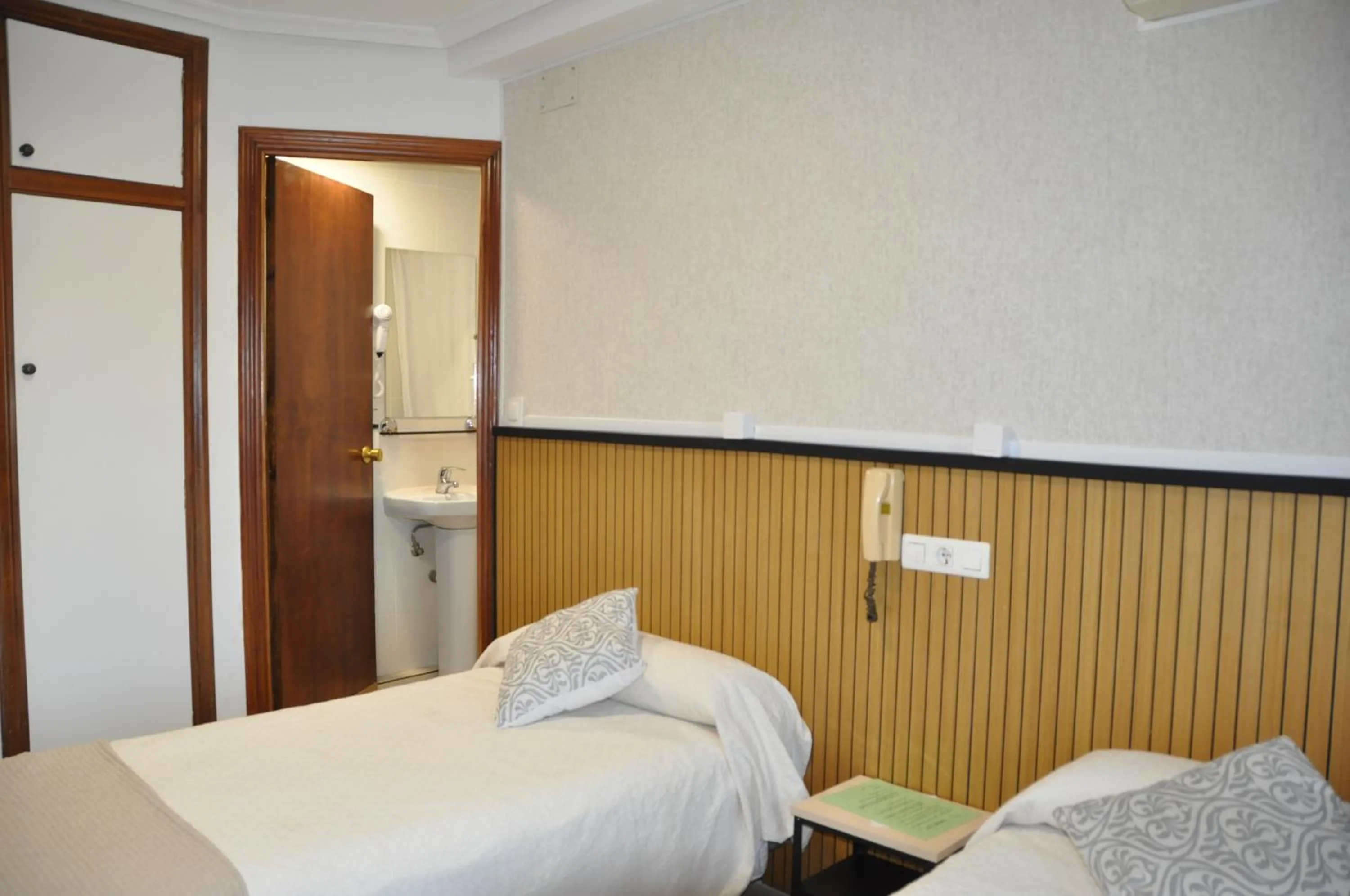 Bedroom, Bed in Hostal Ramón y Cajal