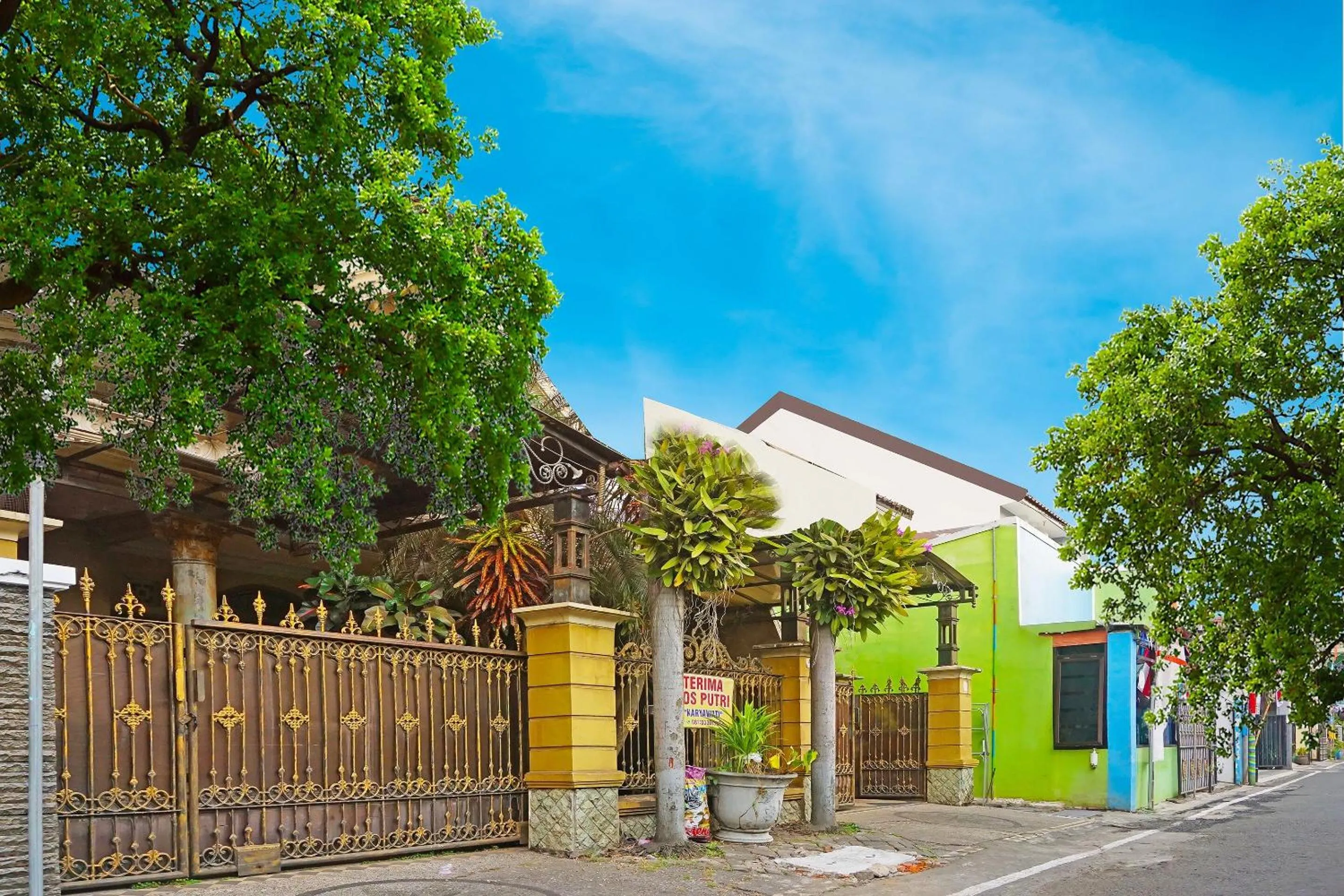 Facade/entrance in OYO LIFE 91551 Gwen Syariah Homestay