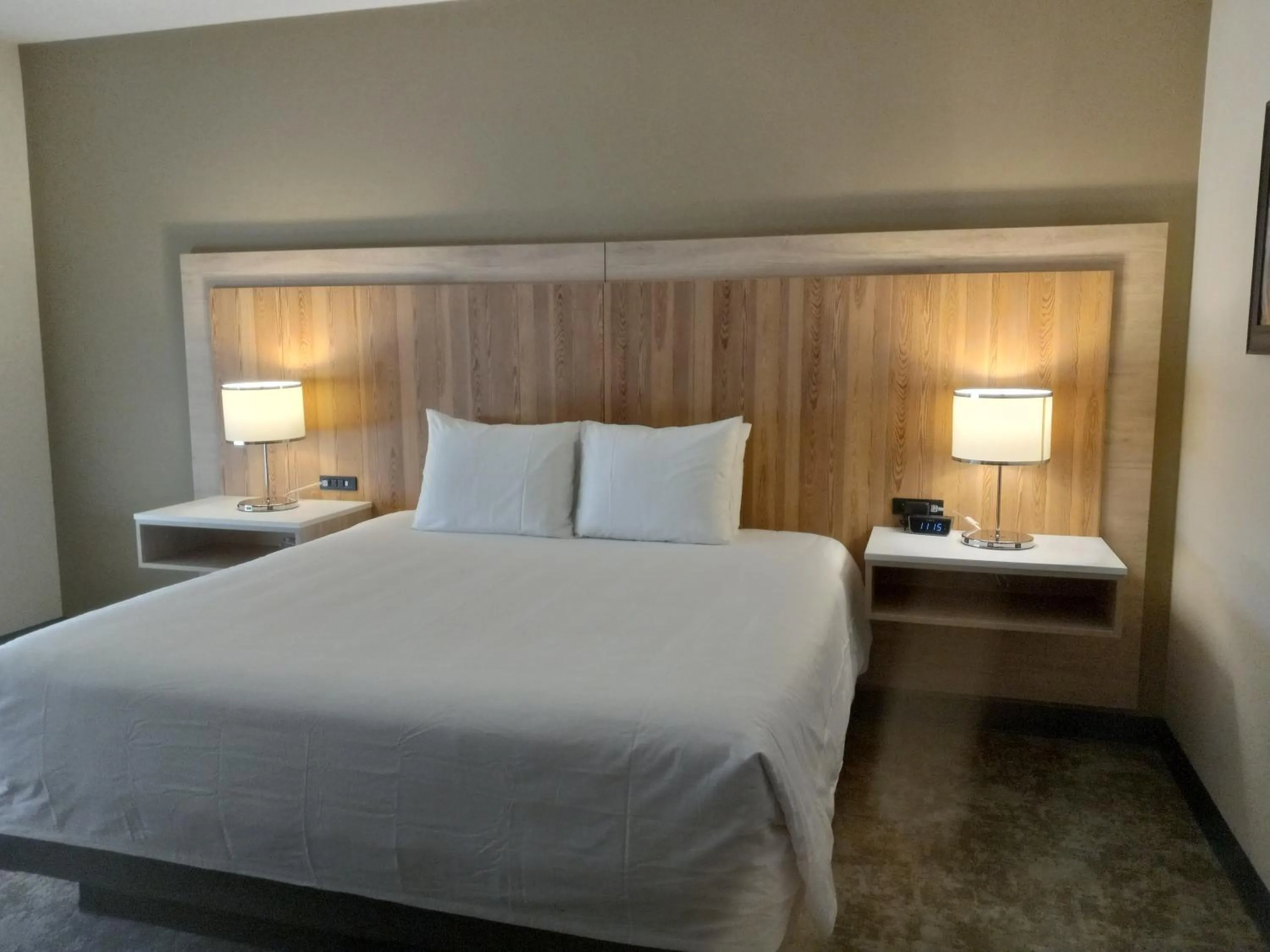Bedroom, Bed in Radisson Hotel Pendleton Airport