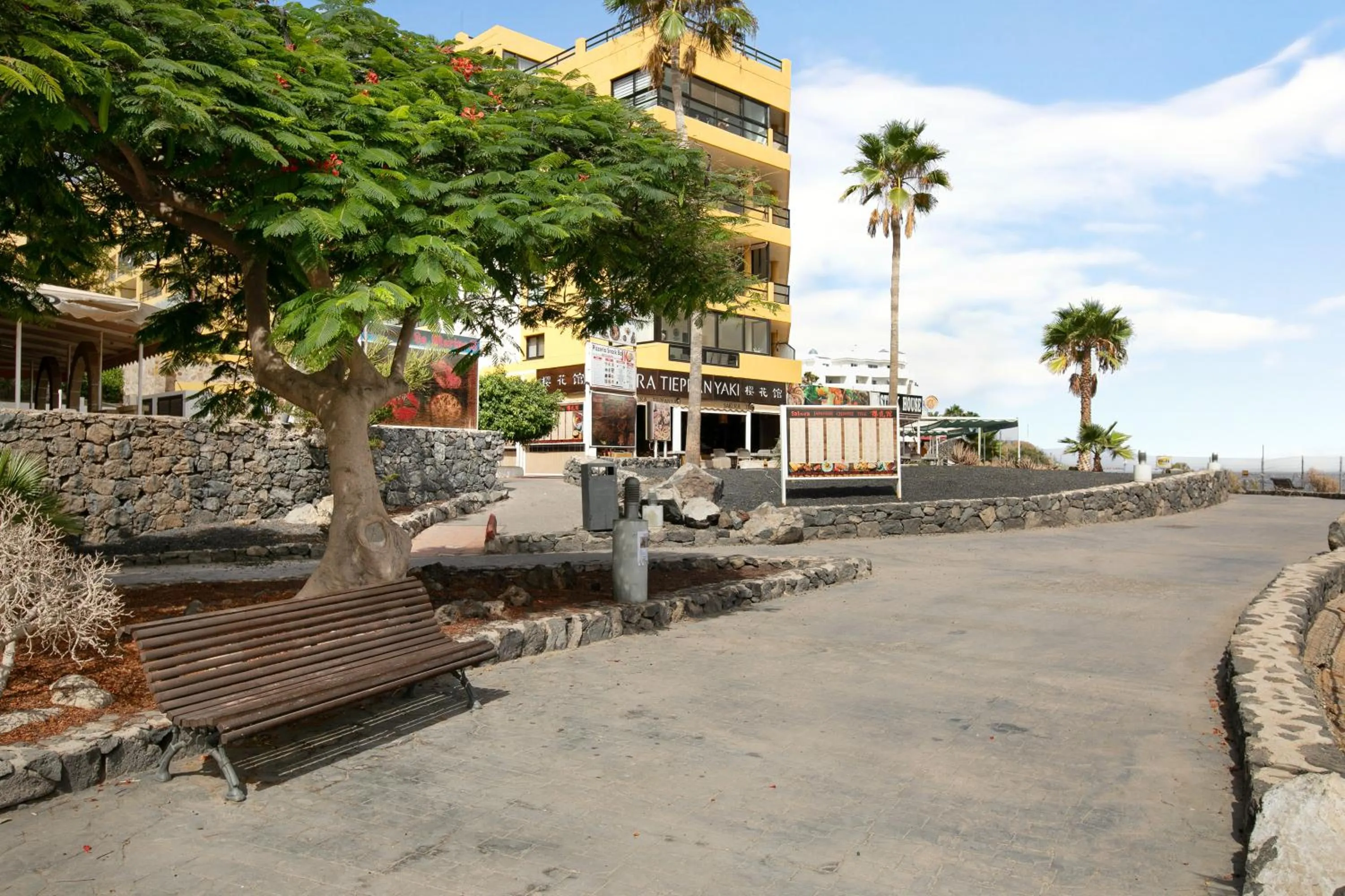 Property building in Apartamento Royal Park Albatros