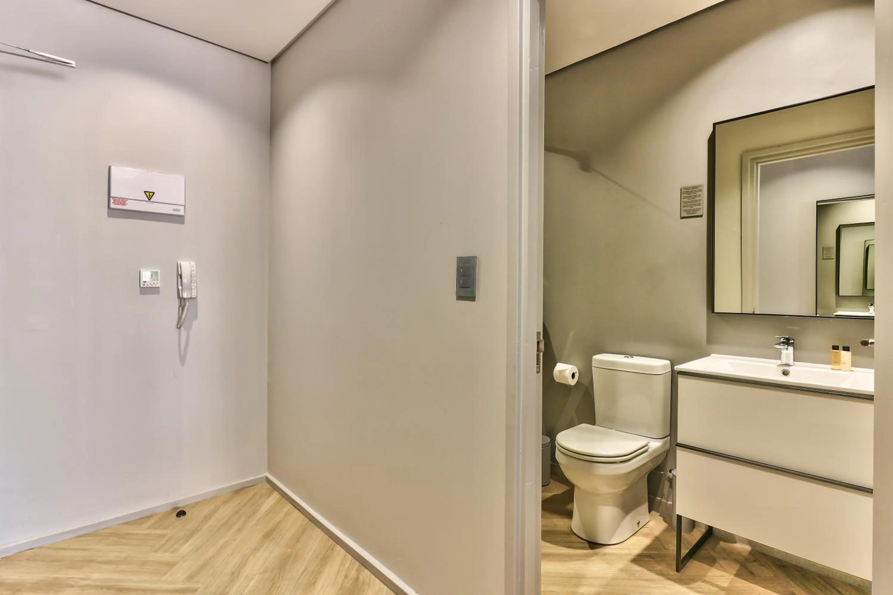 Toilet in WINK Aparthotel One Thibault