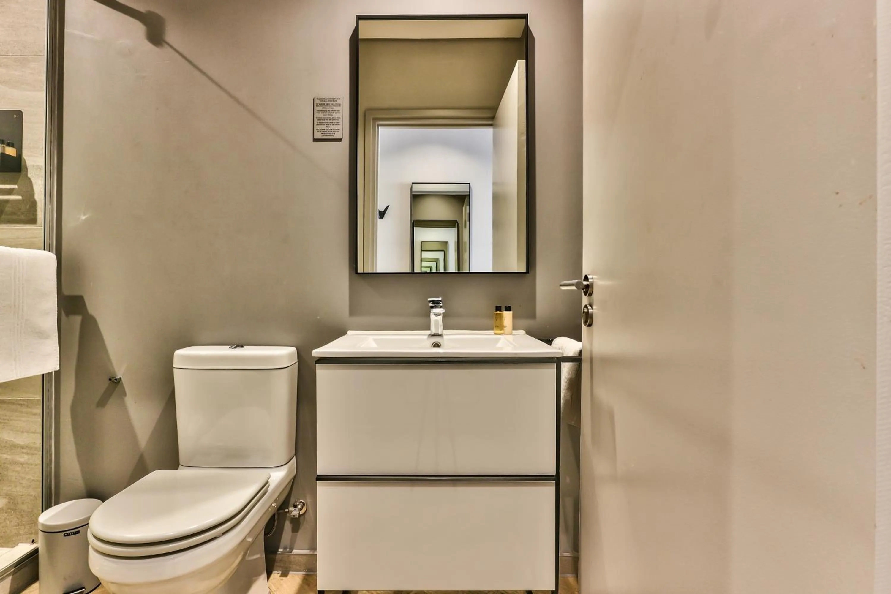 Shower in WINK Aparthotel One Thibault