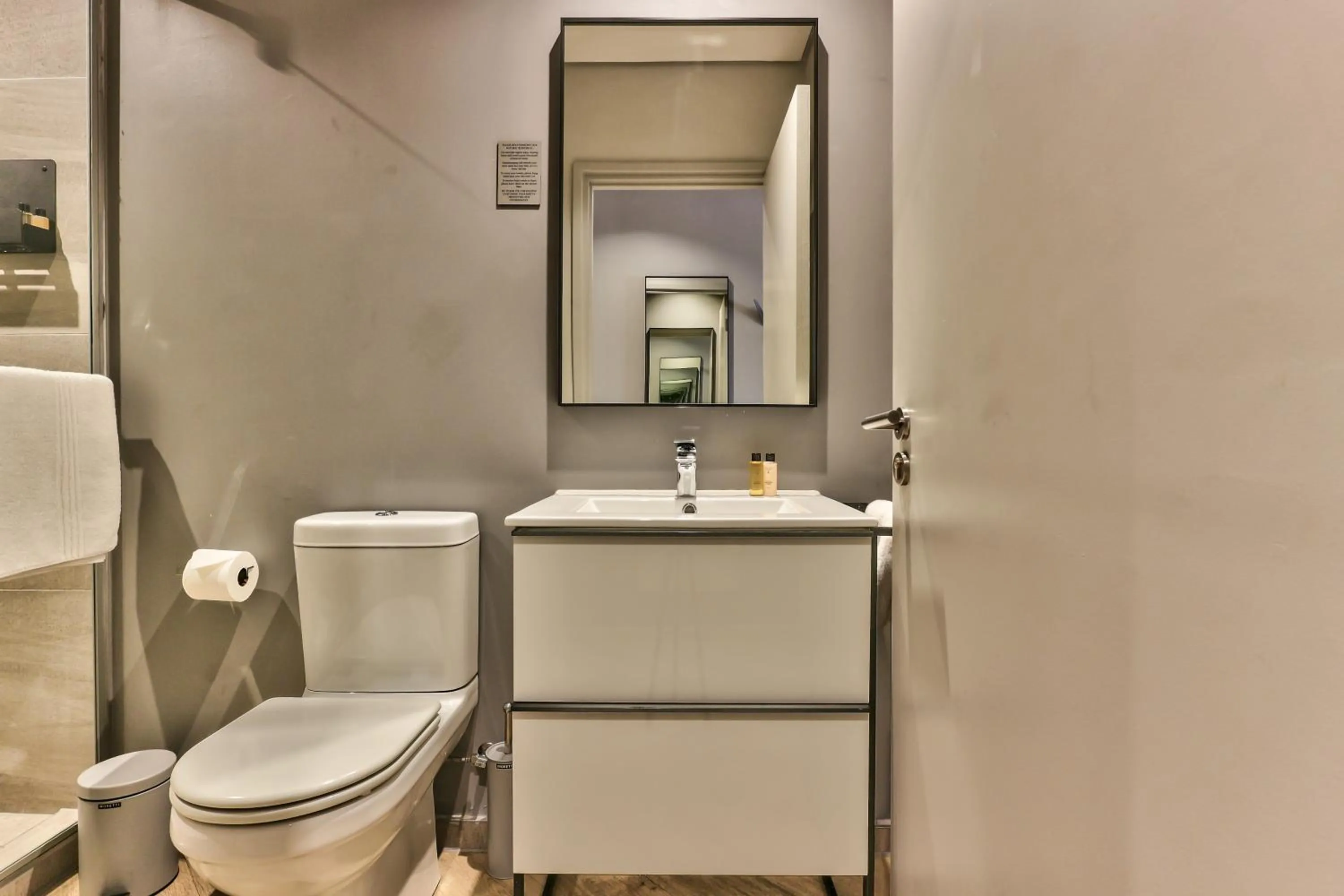 Toilet in WINK Aparthotel One Thibault