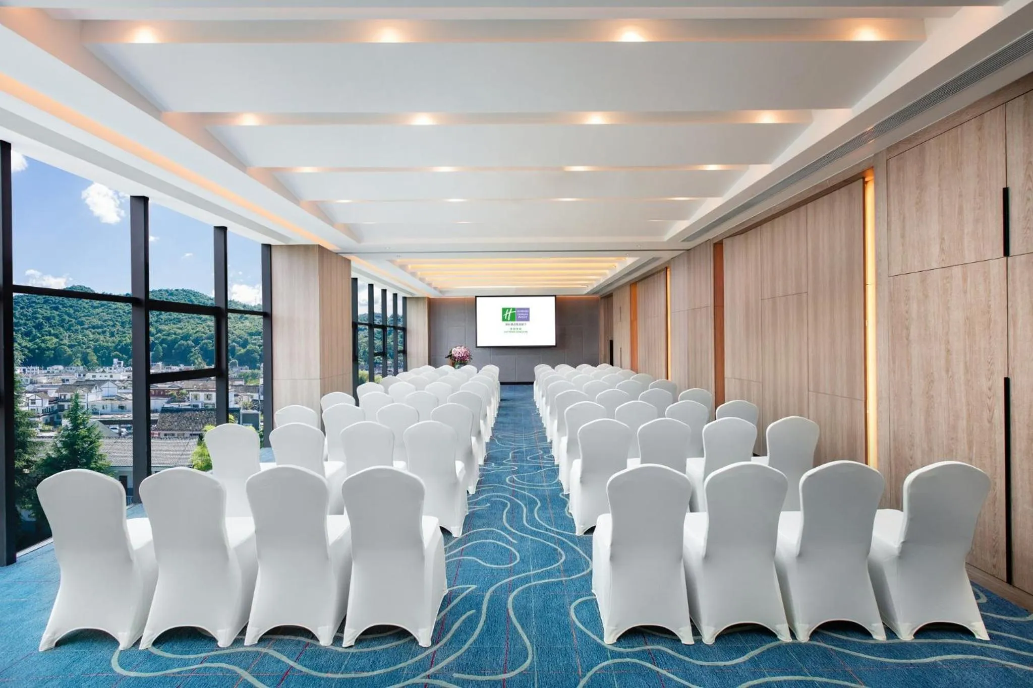 Meeting/conference room in Holiday Inn Resort Guiyang Qingyan by IHG