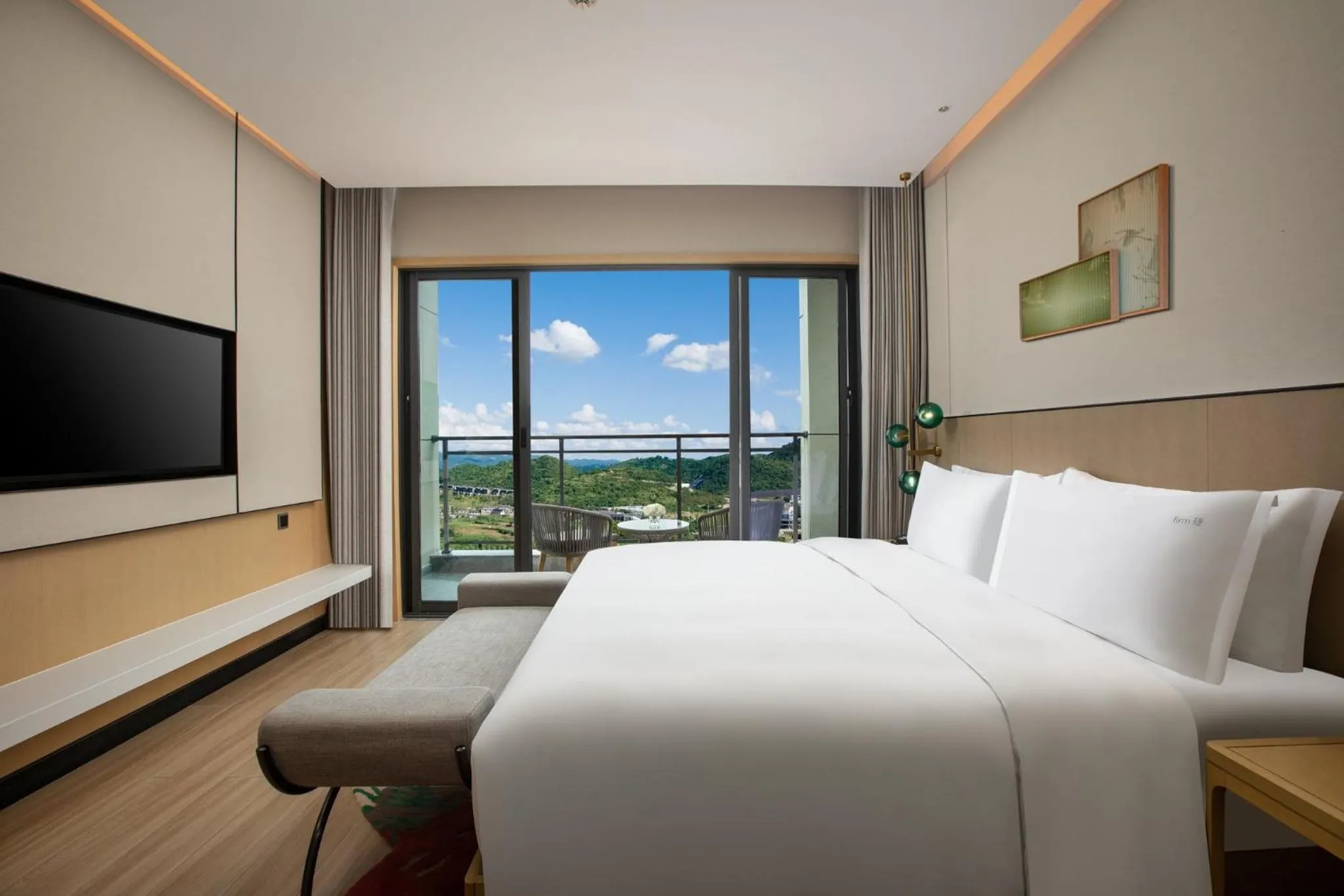 Photo of the whole room, Bed in Holiday Inn Resort Guiyang Qingyan by IHG