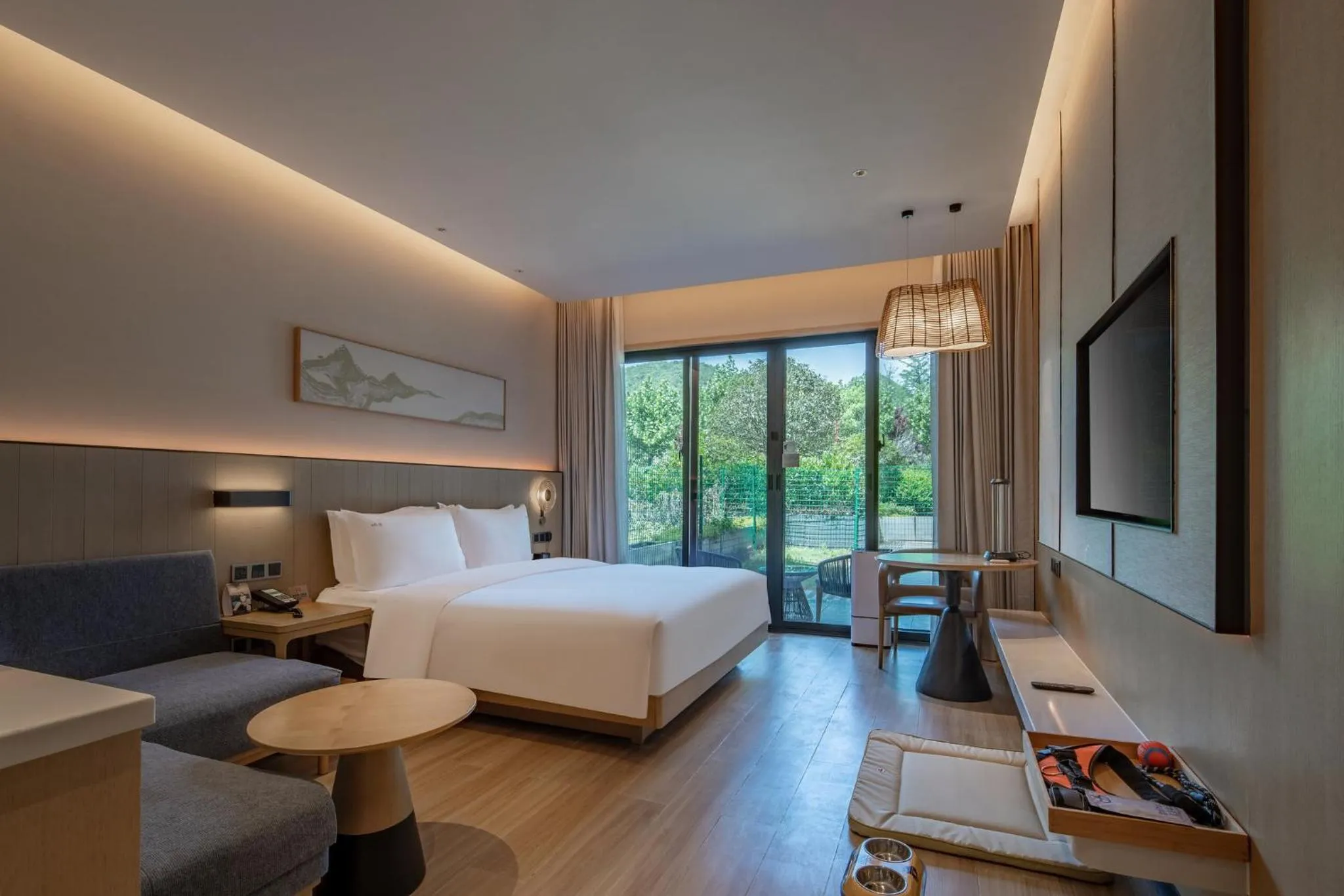 Photo of the whole room, Bed in Holiday Inn Resort Guiyang Qingyan by IHG