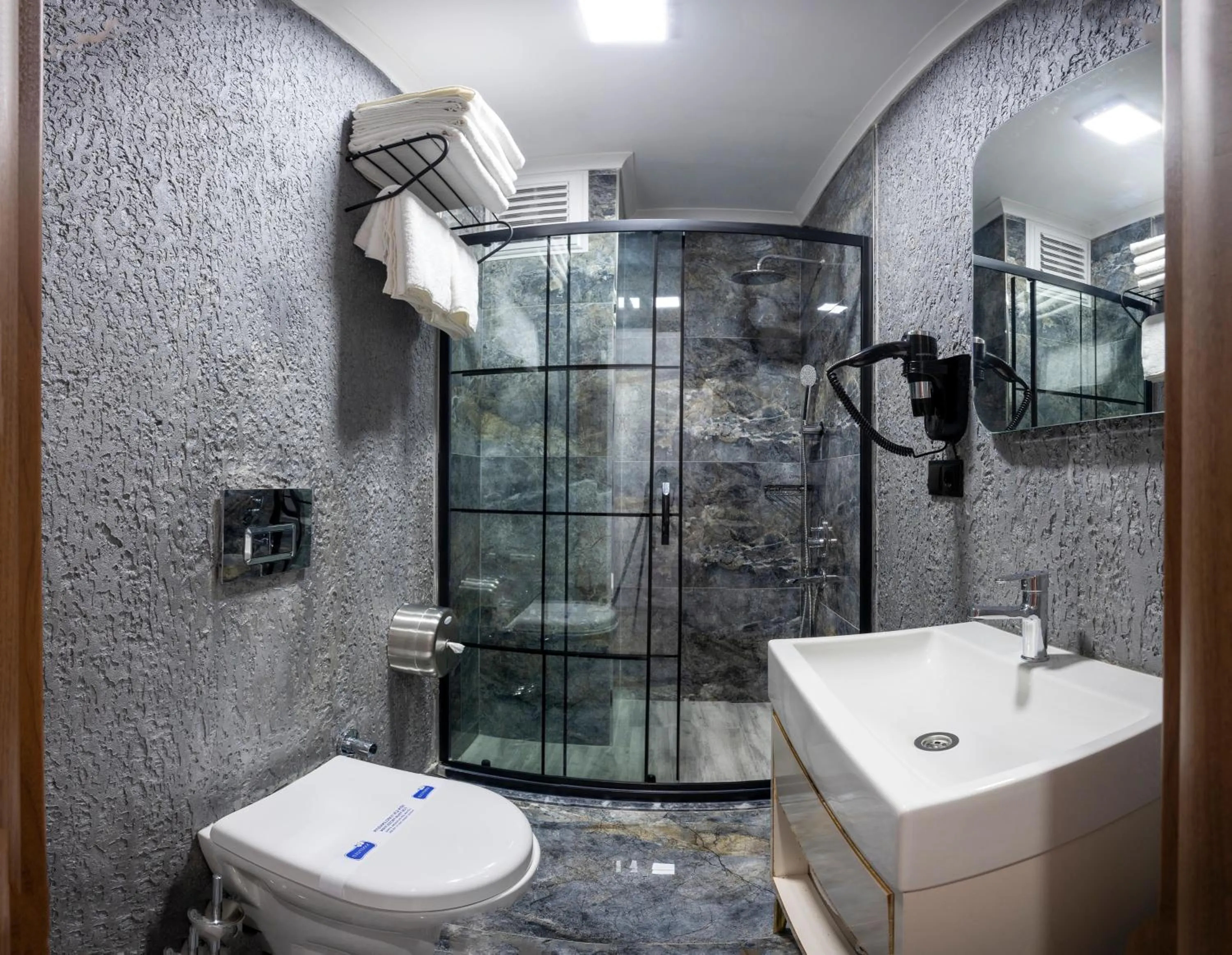 Shower in Luxury Airport Hotel By Zazzoni-İstanbul Airport