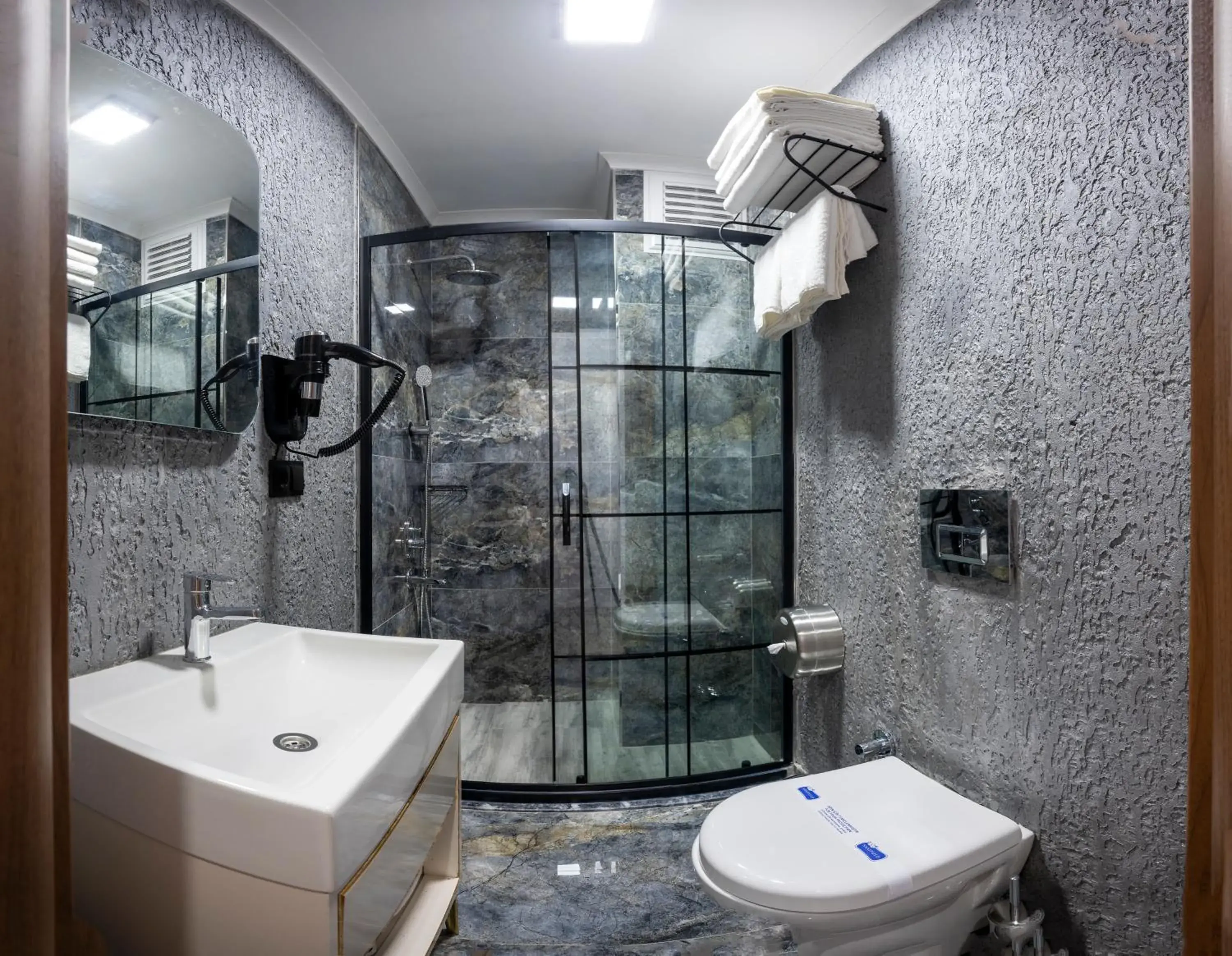 Deluxe Suite with Spa Bath in Luxury Airport Hotel By Zazzoni-İstanbul Airport Deluxe Suite with Spa Bath in Luxury Airport Hotel By Zazzoni-İstanbul Airport