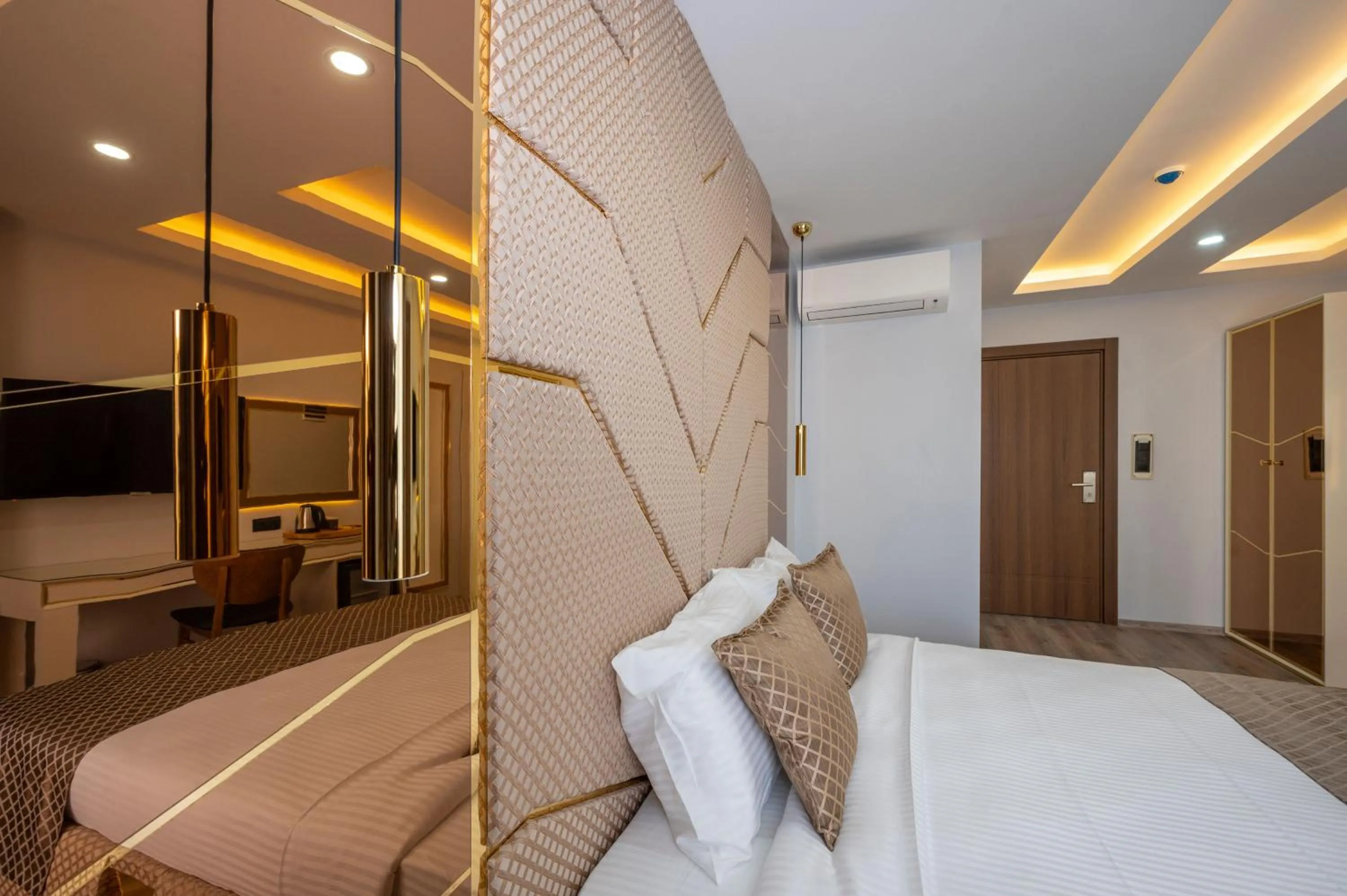 Photo of the whole room, Bed in Luxury Airport Hotel By Zazzoni-İstanbul Airport