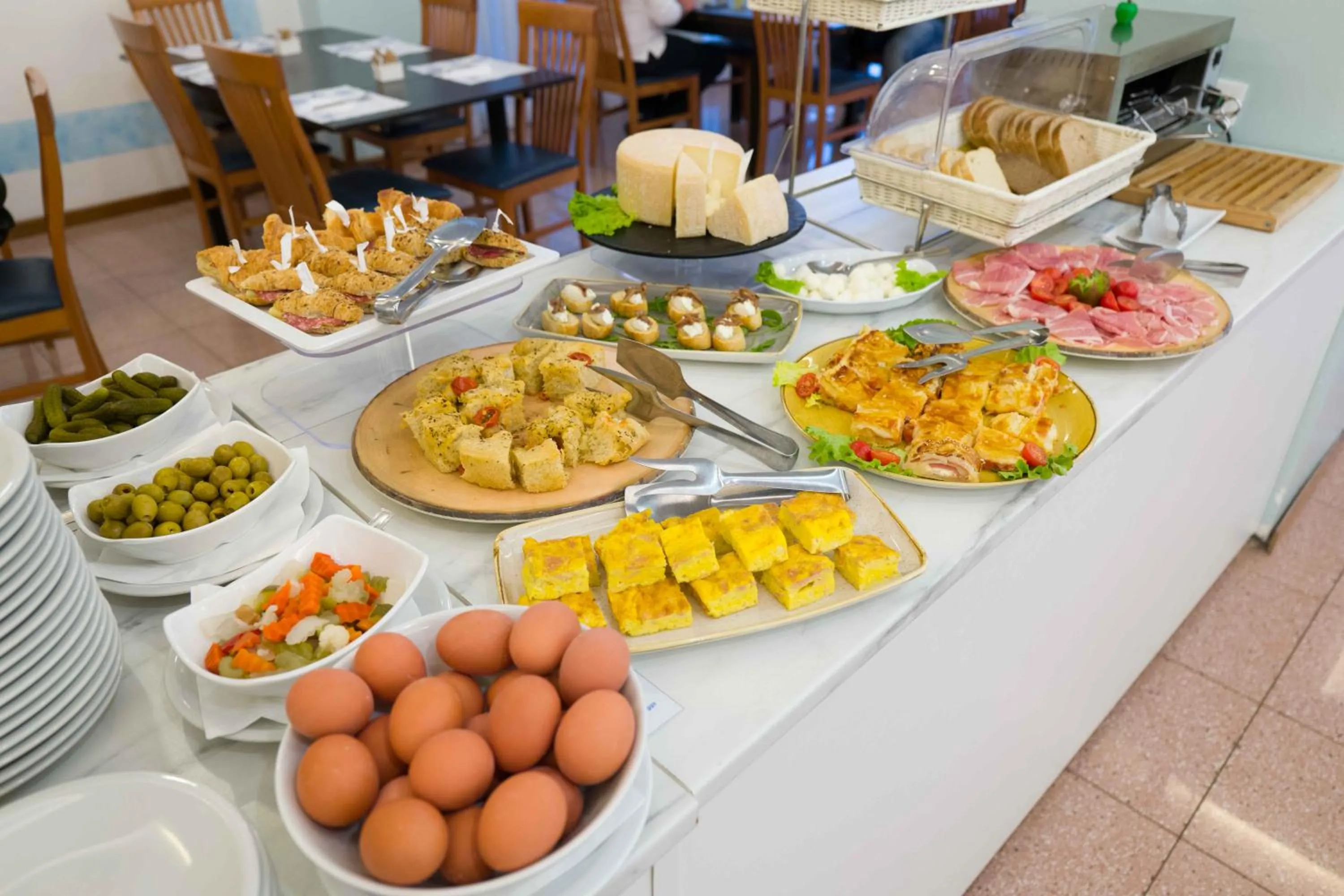 Buffet breakfast in Hotel St Gregory Park