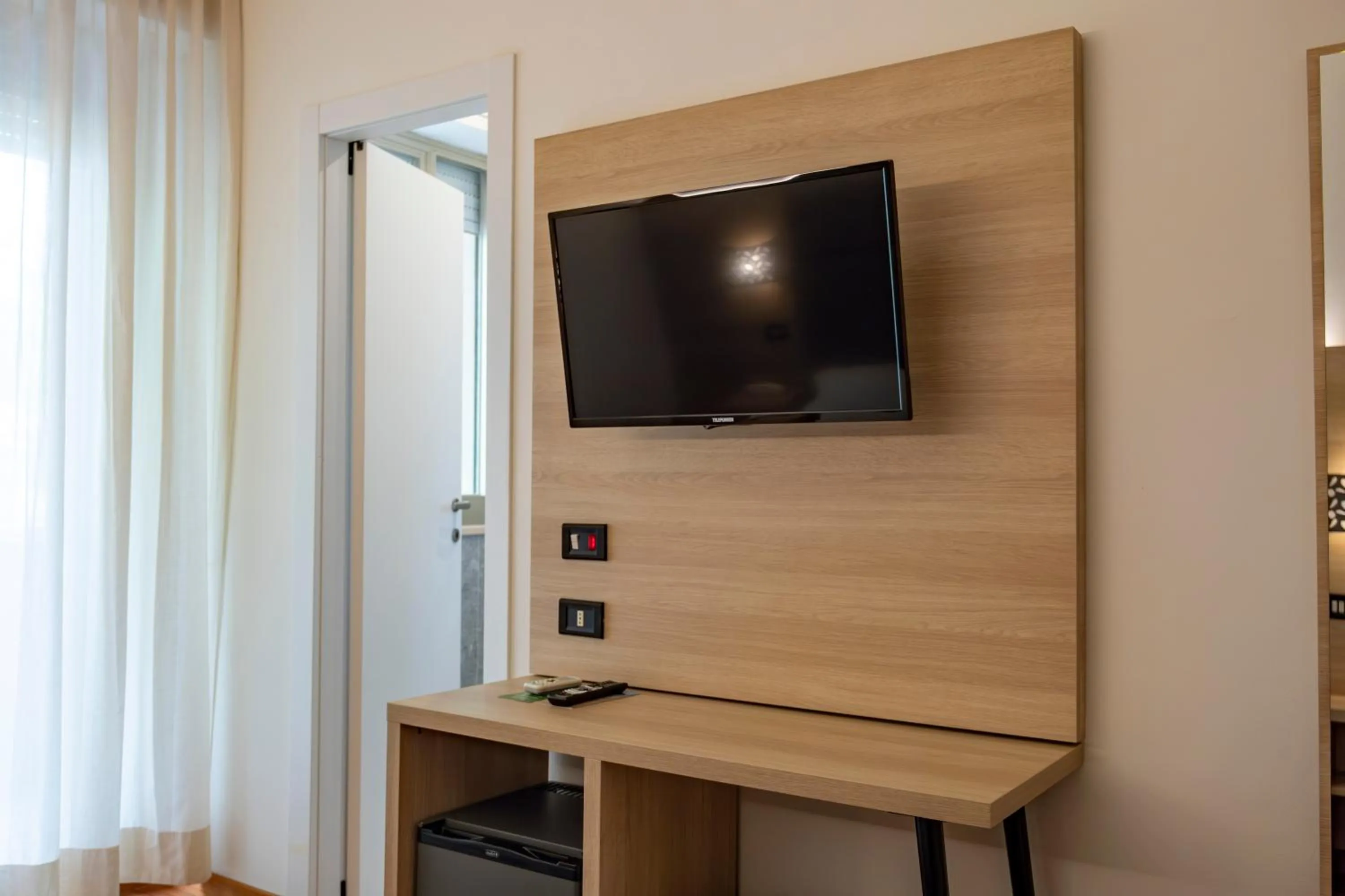 TV and multimedia in Hotel St Gregory Park