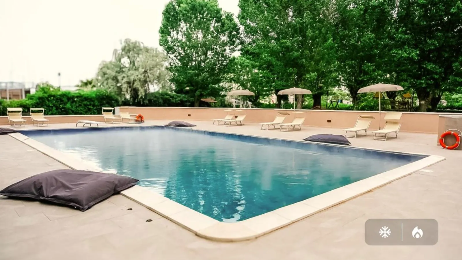 Swimming pool in Hotel St Gregory Park