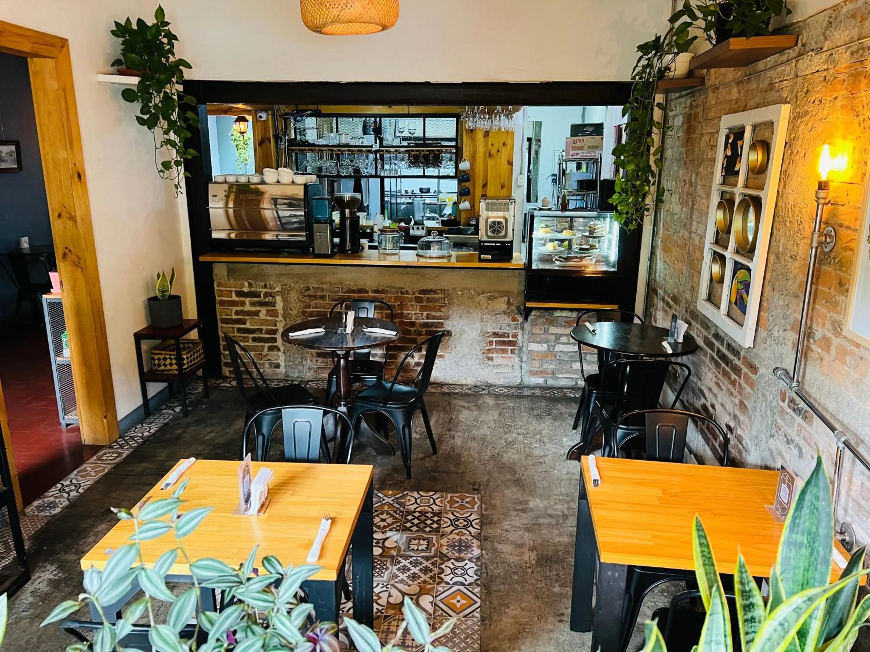 Restaurant/places to eat in Otoya 1907 Hotel