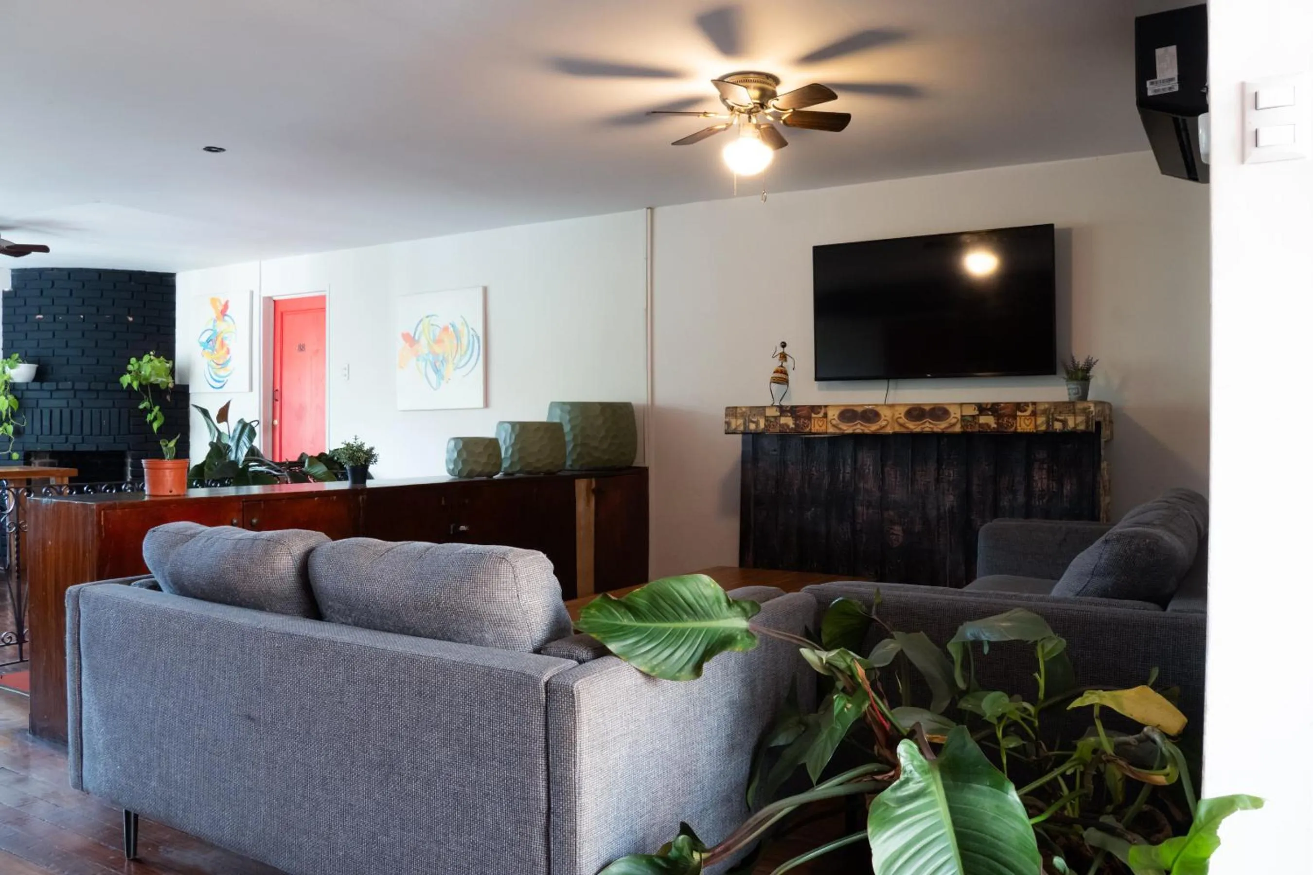 Communal lounge/ TV room in Otoya 1907 Hotel