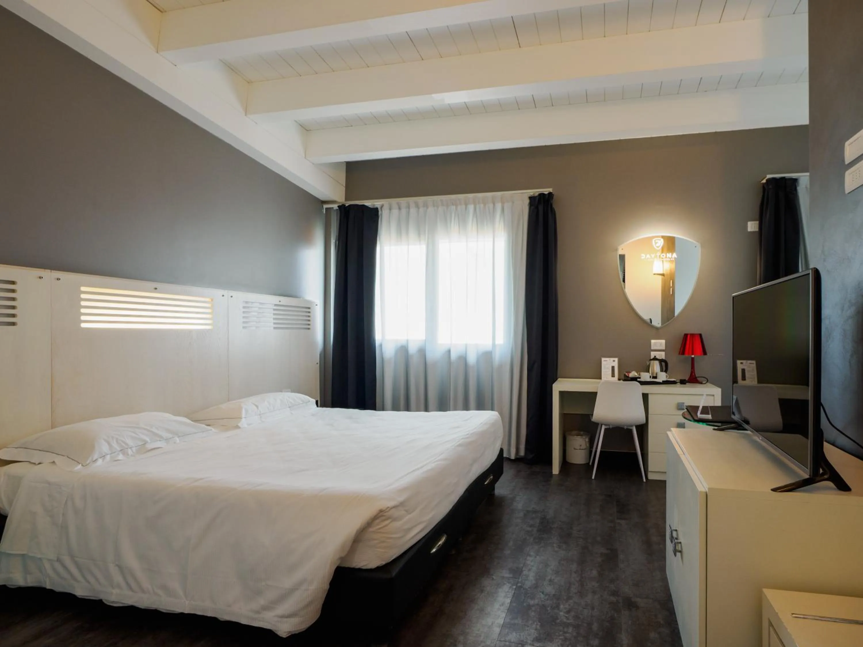 Bed in Daytona Business Hotel