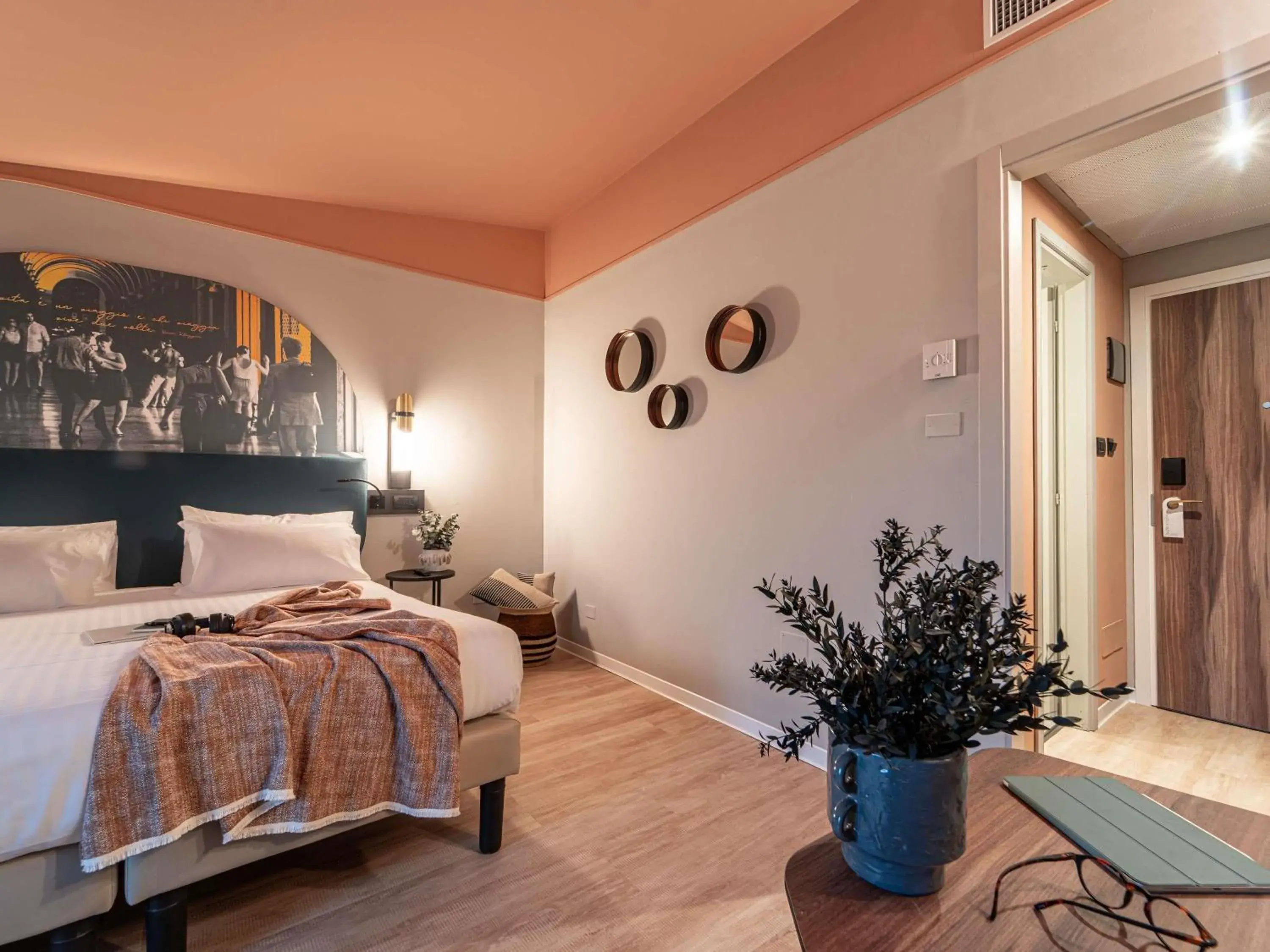 Deluxe Double Room with Balcony in Mercure Bologna Centro Deluxe Double Room with Balcony in Mercure Bologna Centro