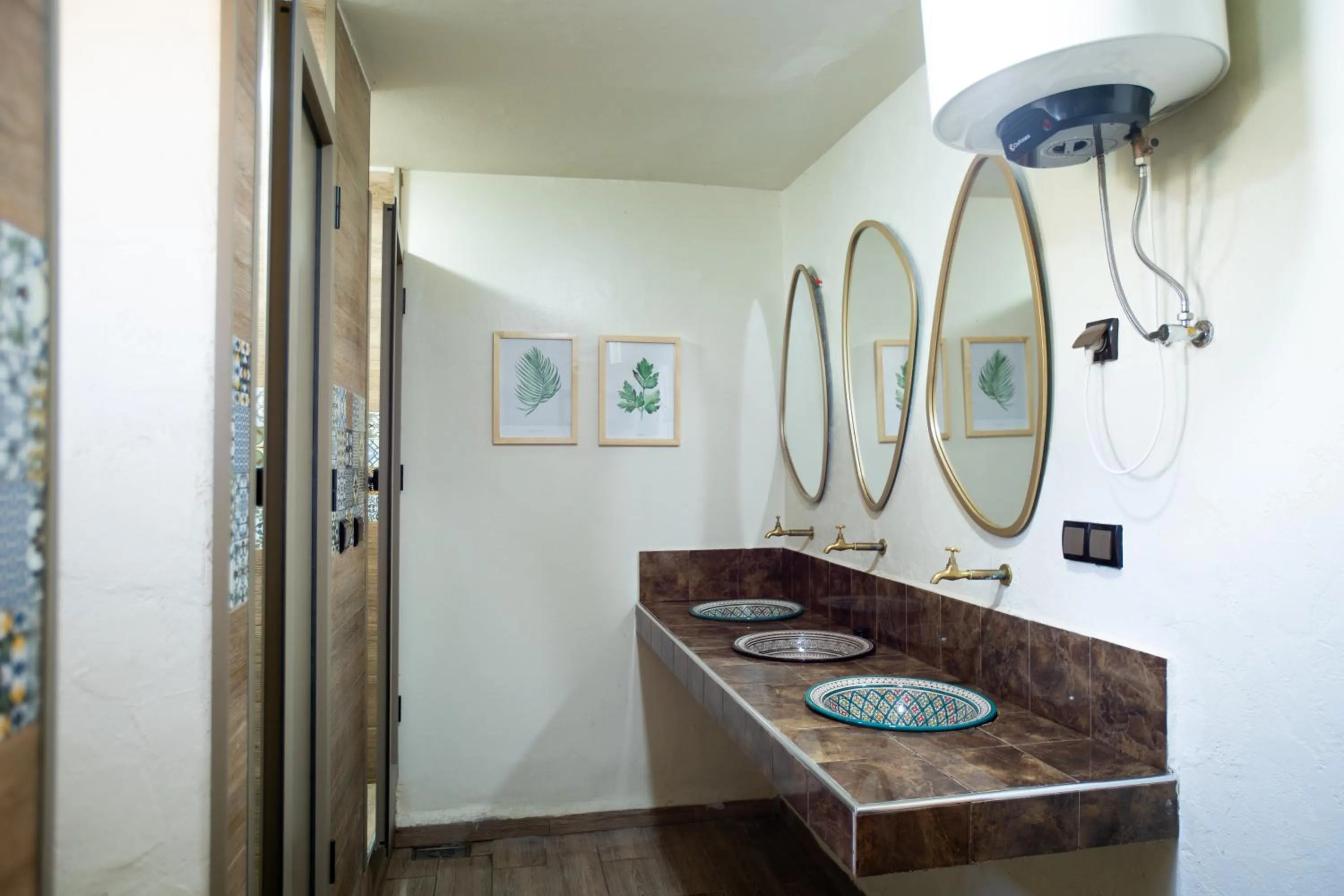 Shower in Anza surfhouse