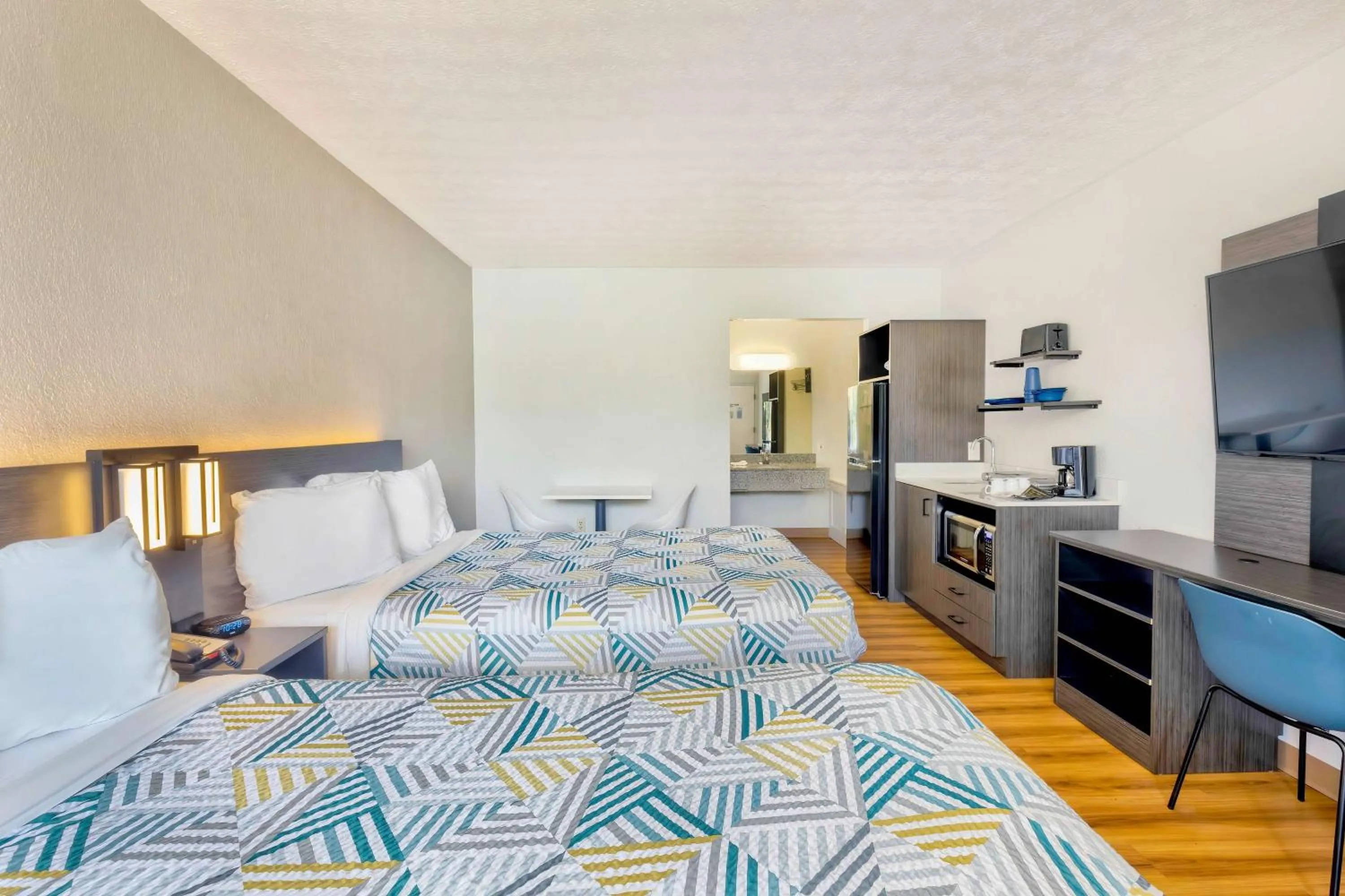 Photo of the whole room, Bed in Studio 6 Mount Jackson VA Shenandoah