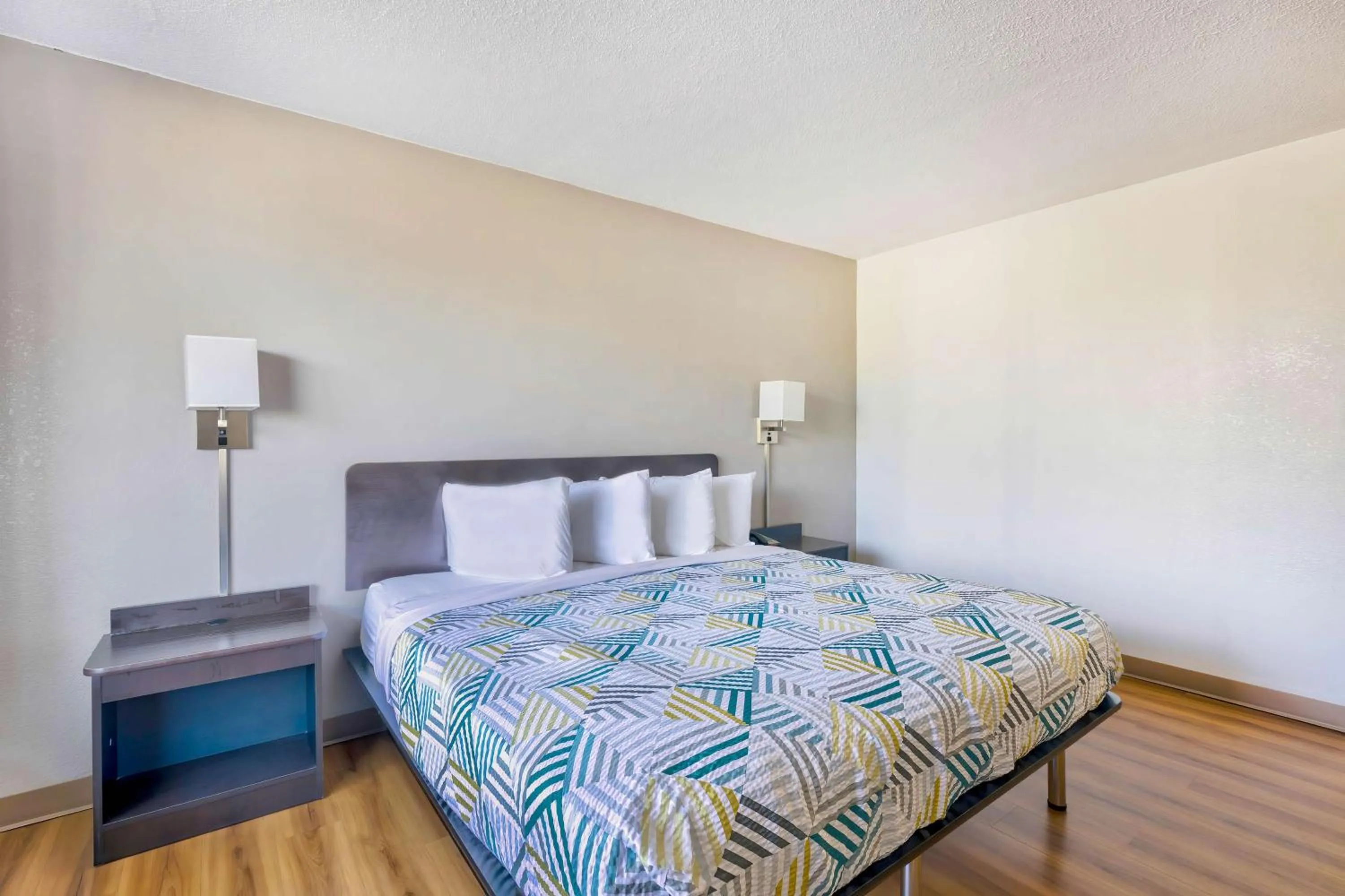 Photo of the whole room, Bed in Studio 6 Mount Jackson VA Shenandoah