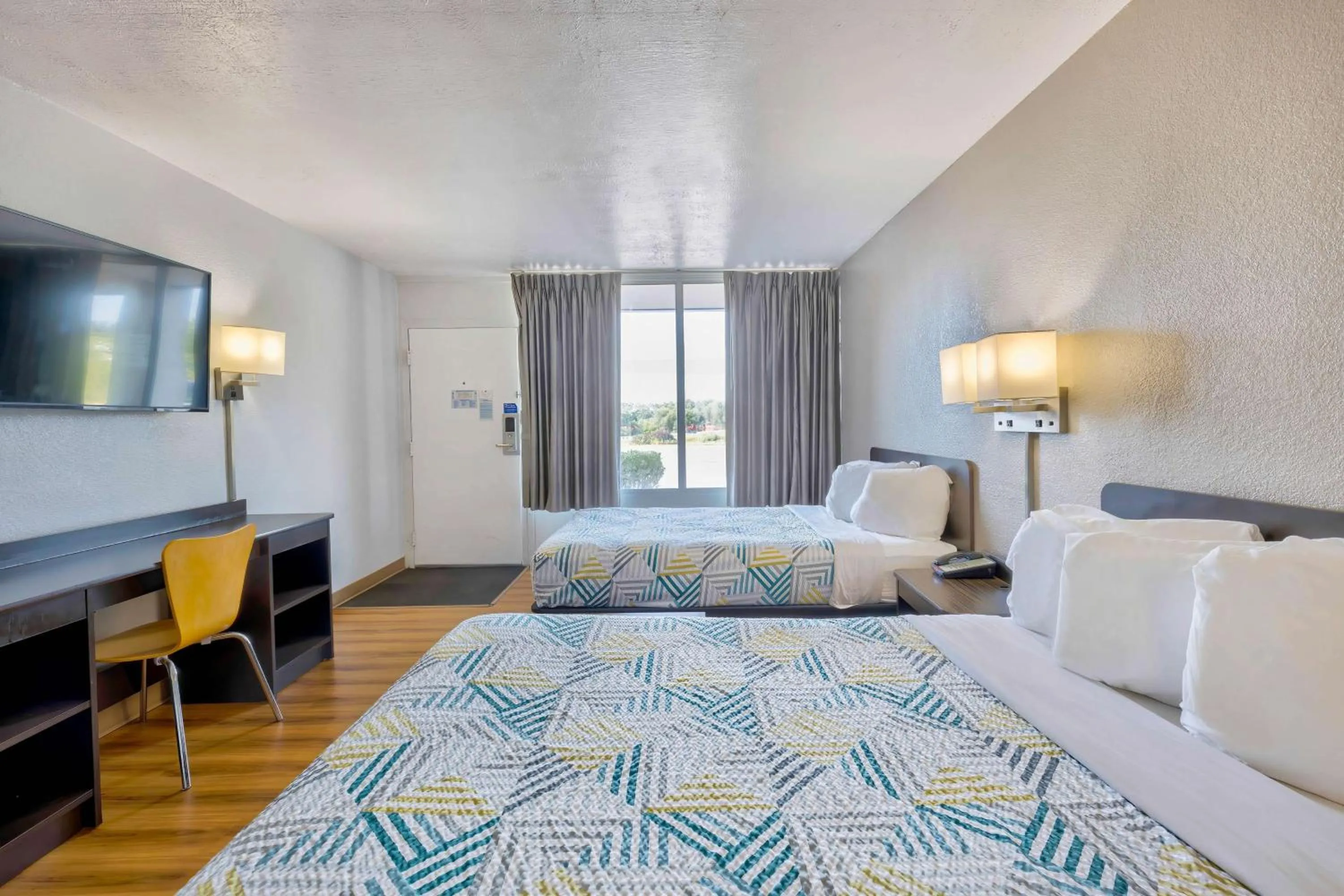 Photo of the whole room, Bed in Studio 6 Mount Jackson VA Shenandoah