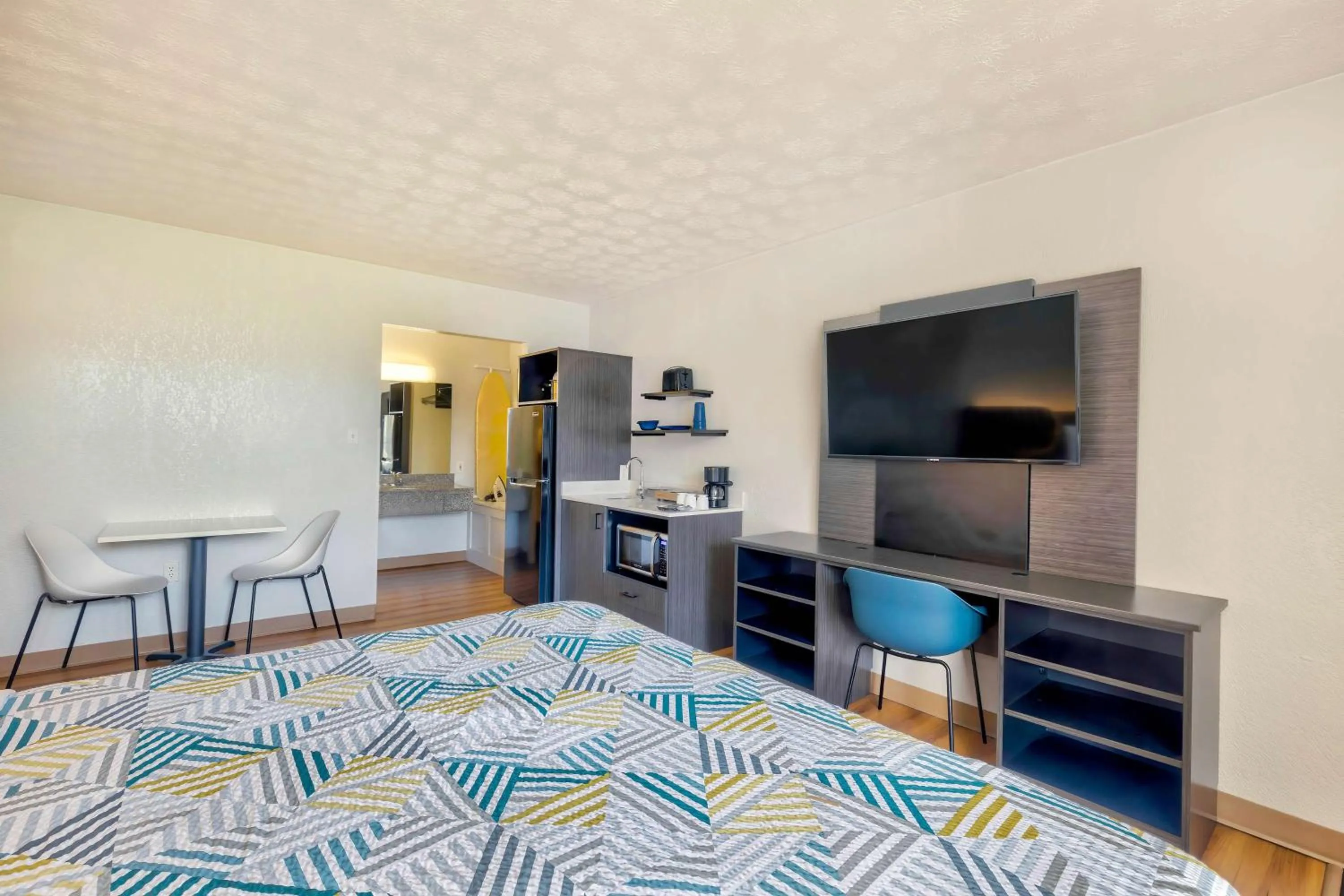 Photo of the whole room, Bed in Studio 6 Mount Jackson VA Shenandoah