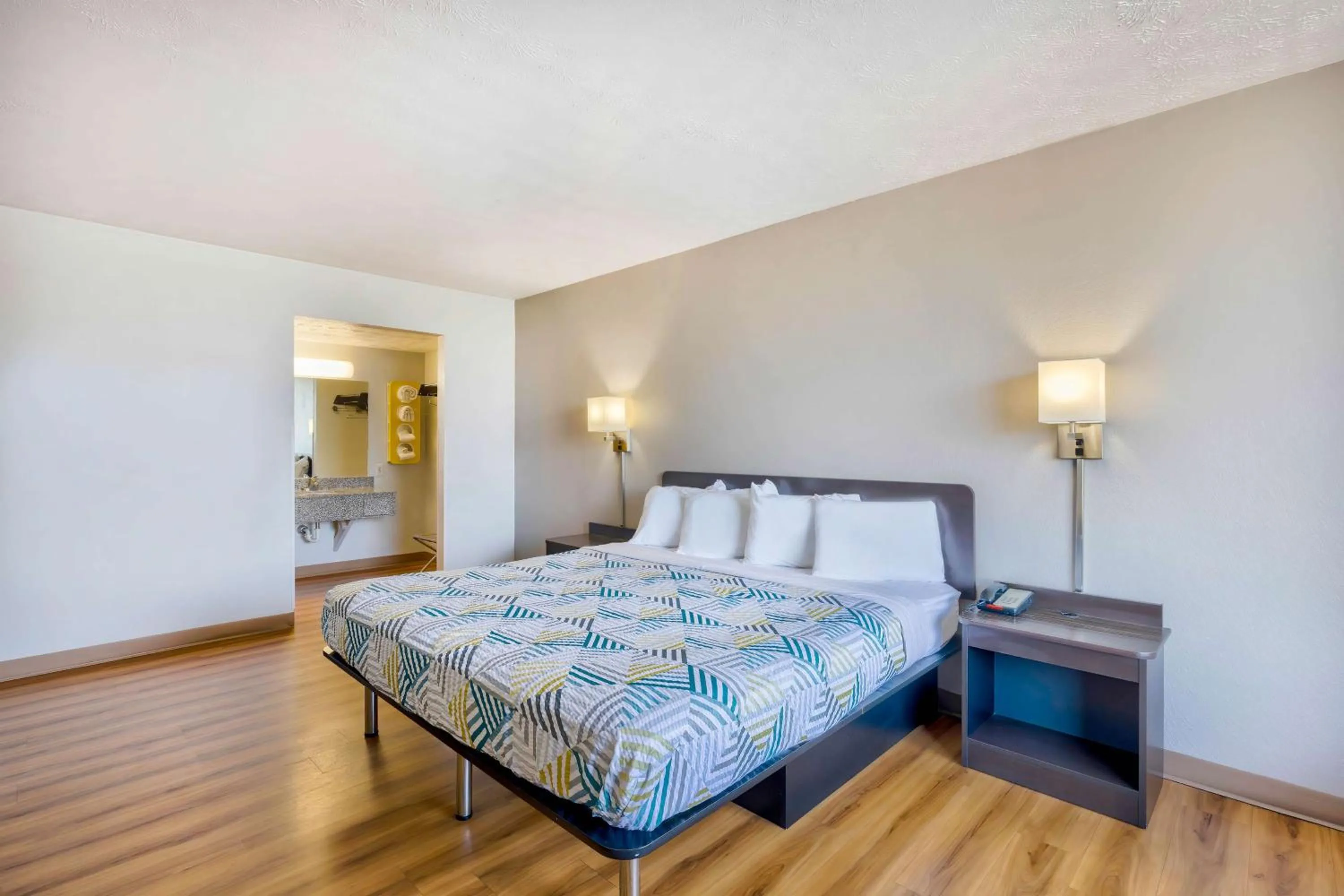 Photo of the whole room, Bed in Studio 6 Mount Jackson VA Shenandoah