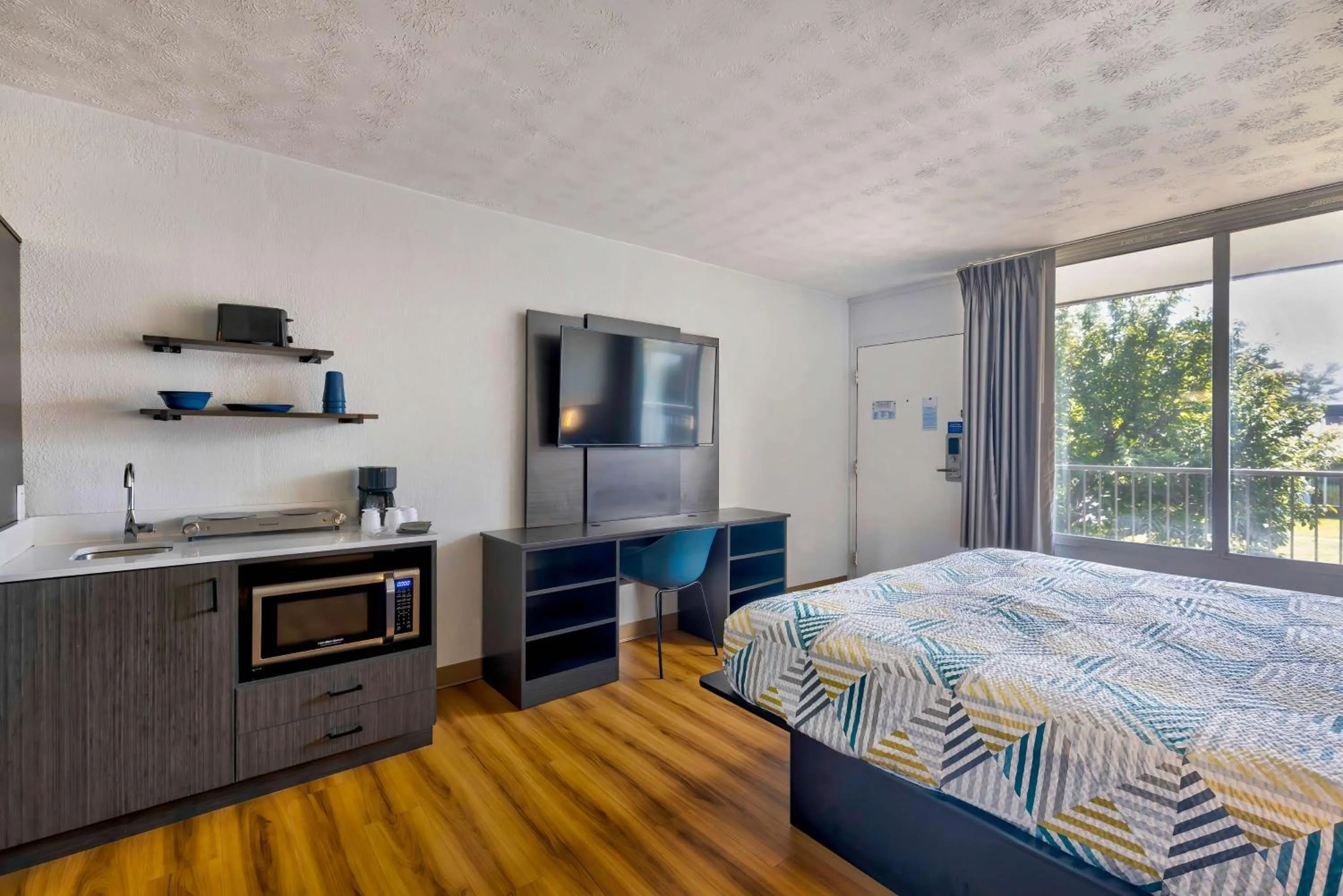 Photo of the whole room, Bed in Studio 6 Mount Jackson VA Shenandoah