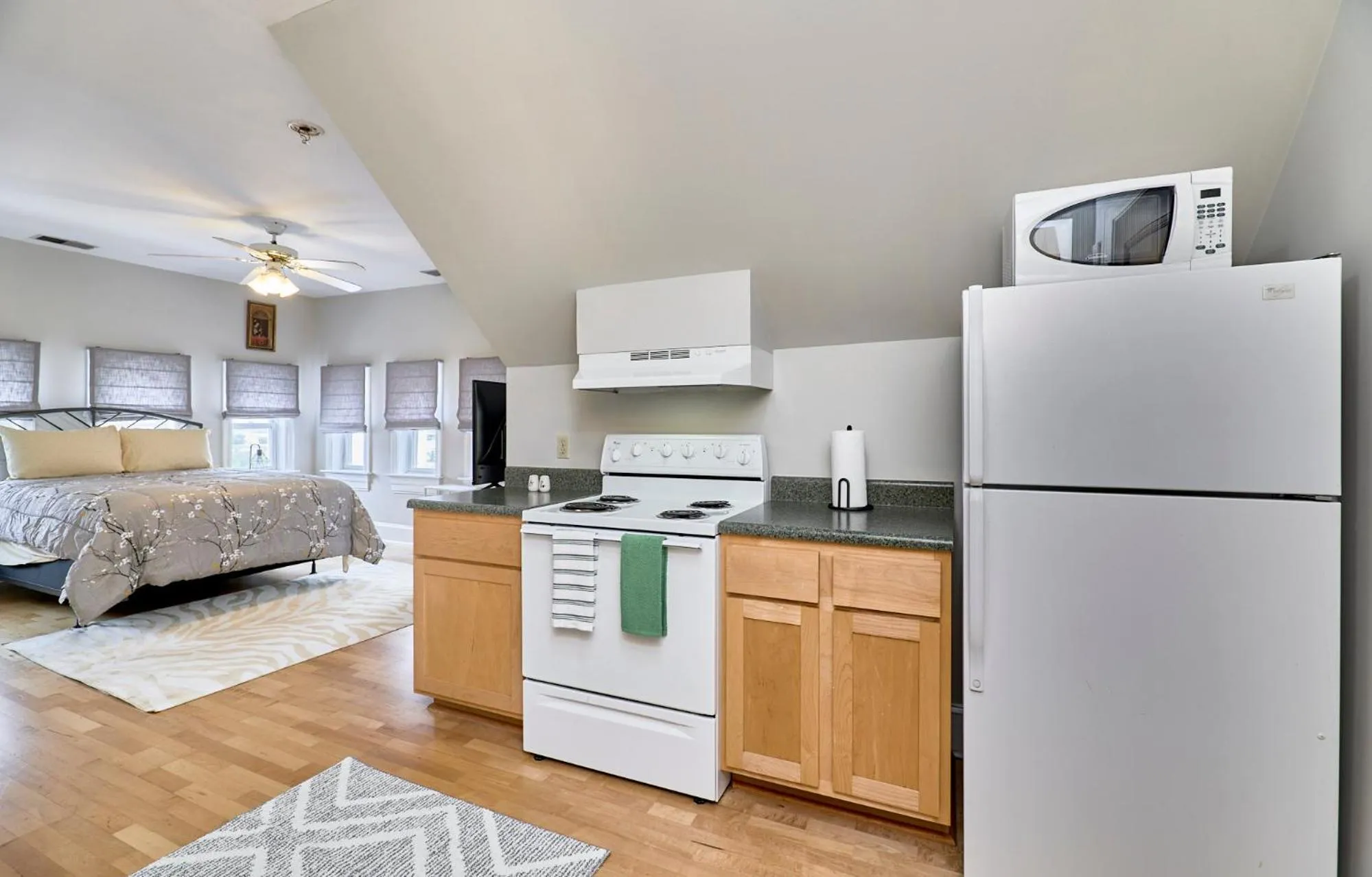 Kitchen or kitchenette, Bed in WhiteHouse at Grand Central