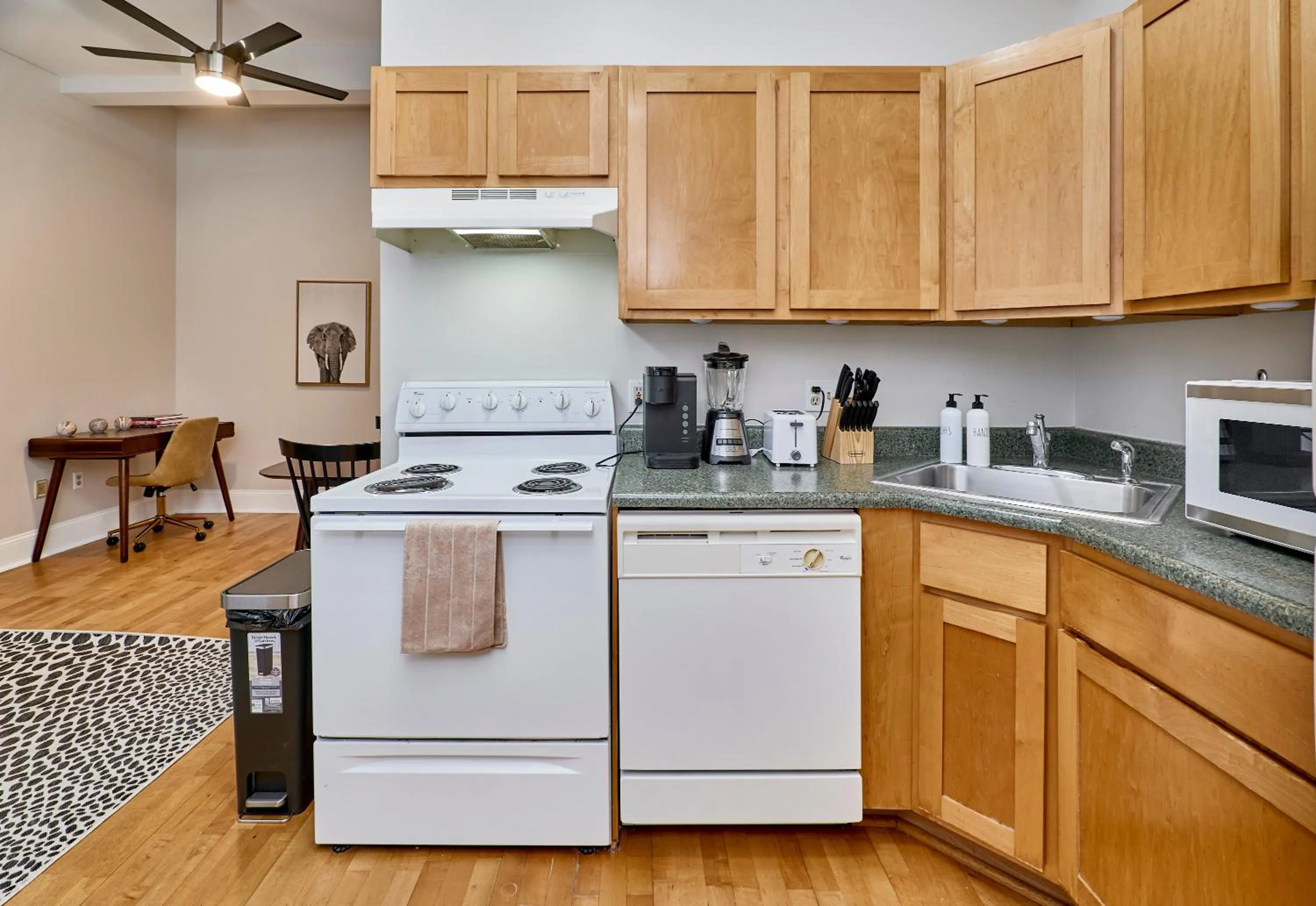 Kitchen or kitchenette in WhiteHouse at Grand Central