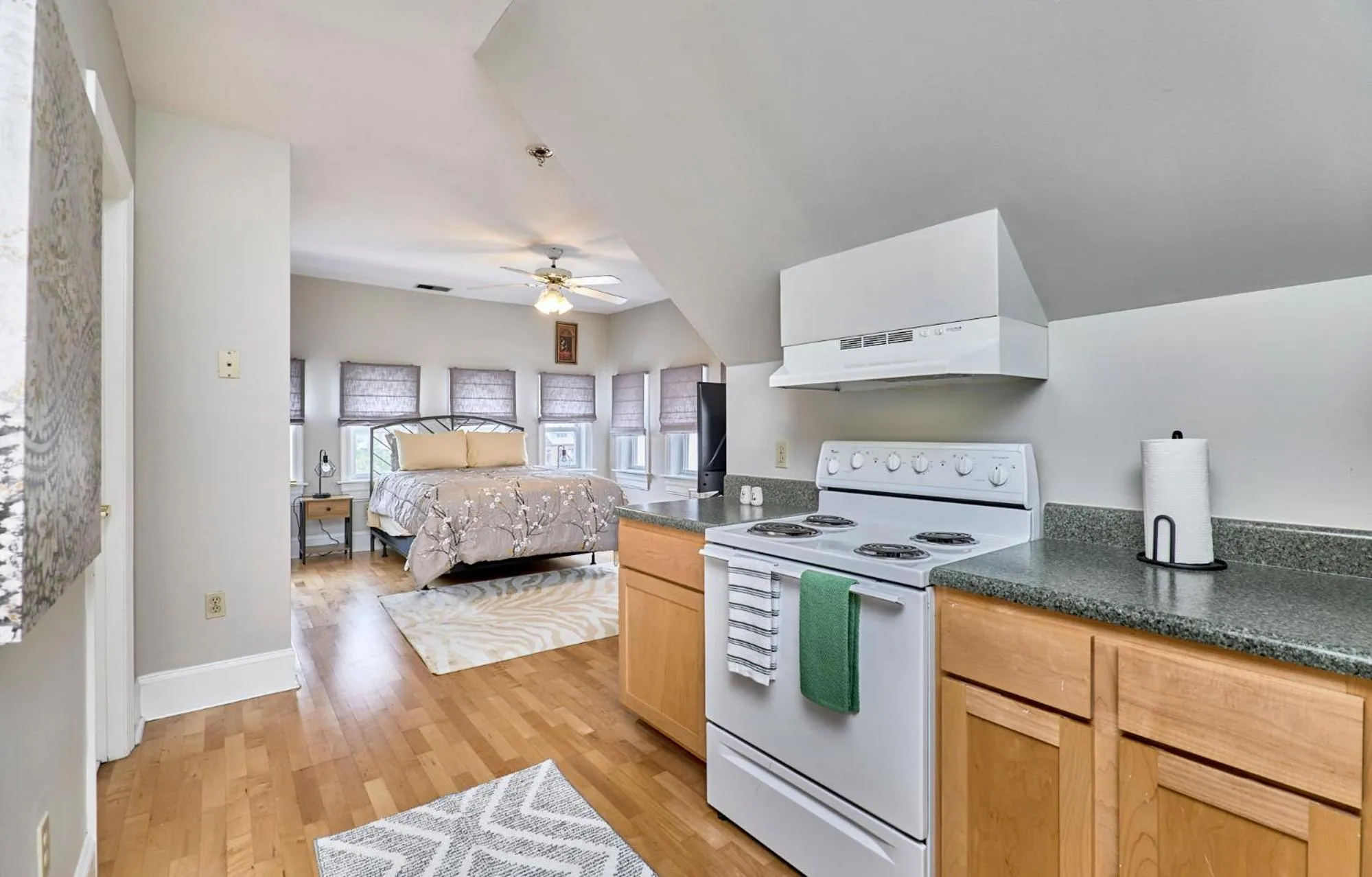 Kitchen or kitchenette, Bed in WhiteHouse at Grand Central