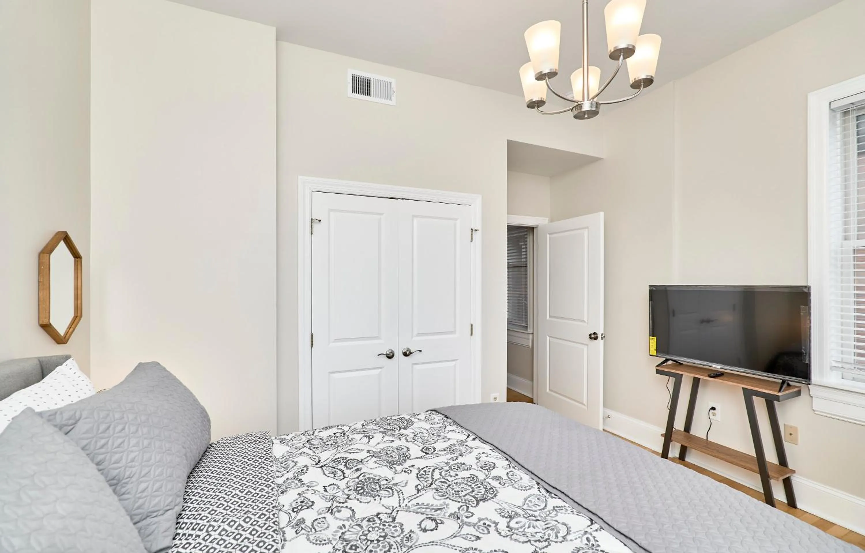 TV and multimedia, Bed in WhiteHouse at Grand Central