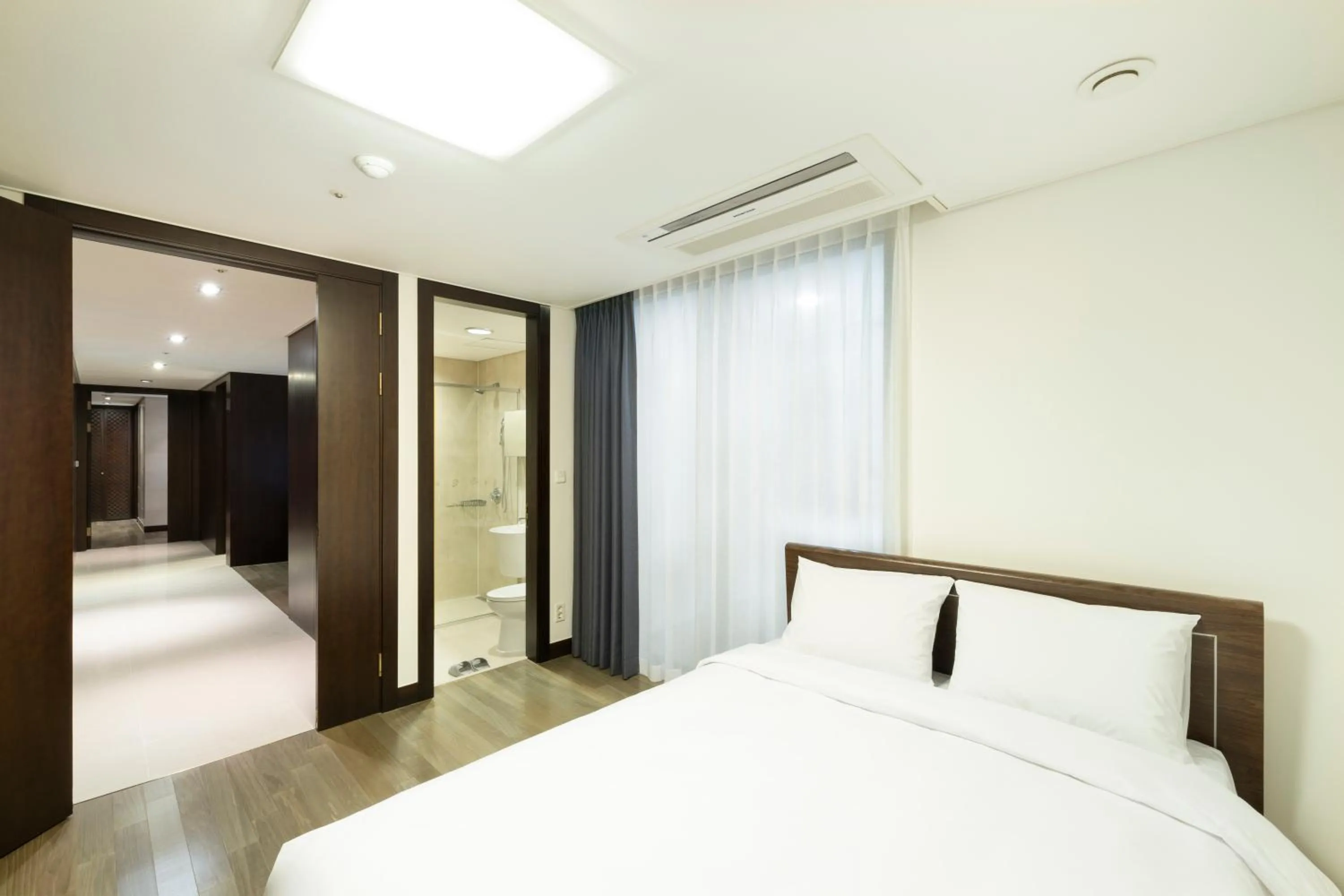 Photo of the whole room, Bed in Pale De Cz Condo