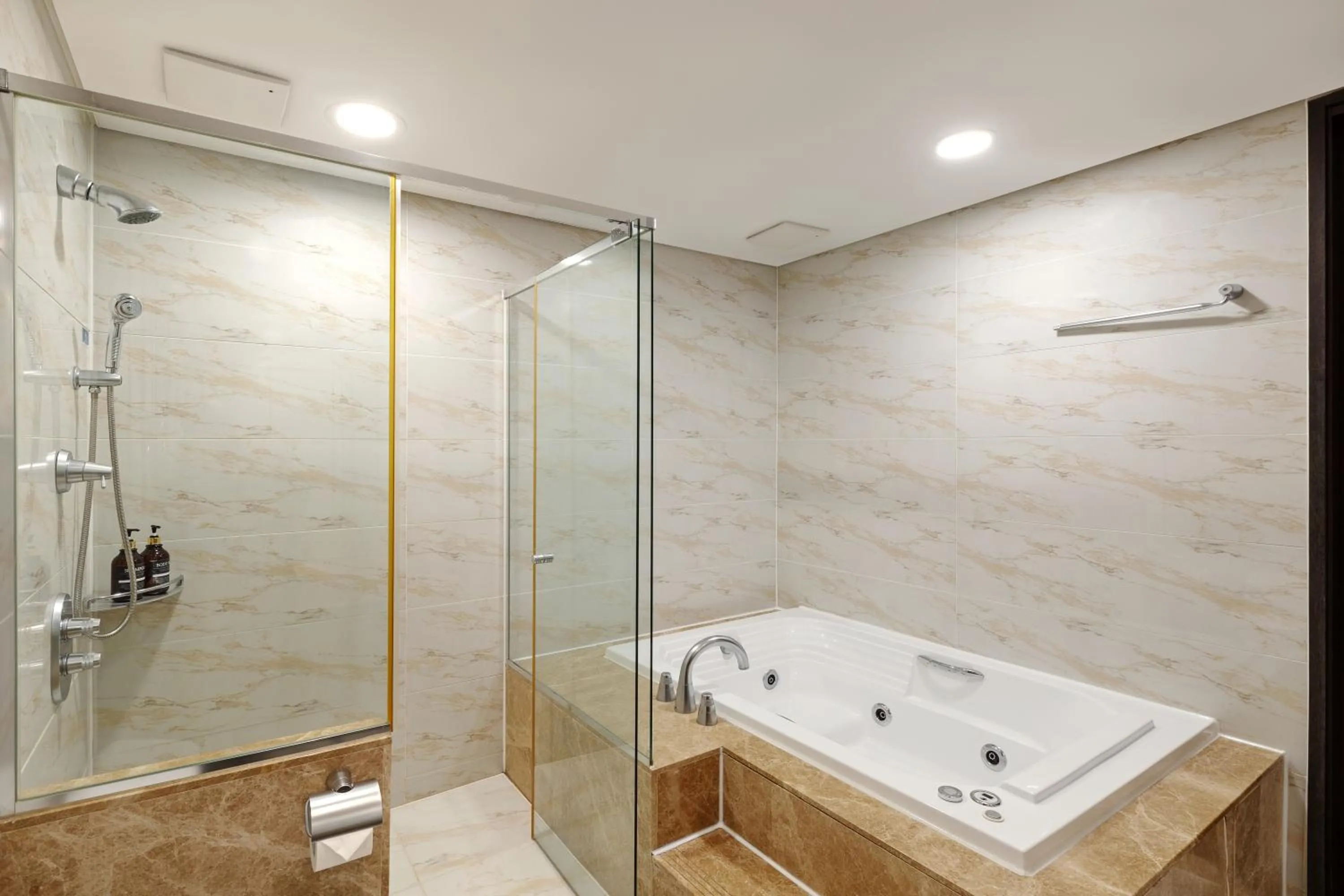 Bathroom in Pale De Cz Condo