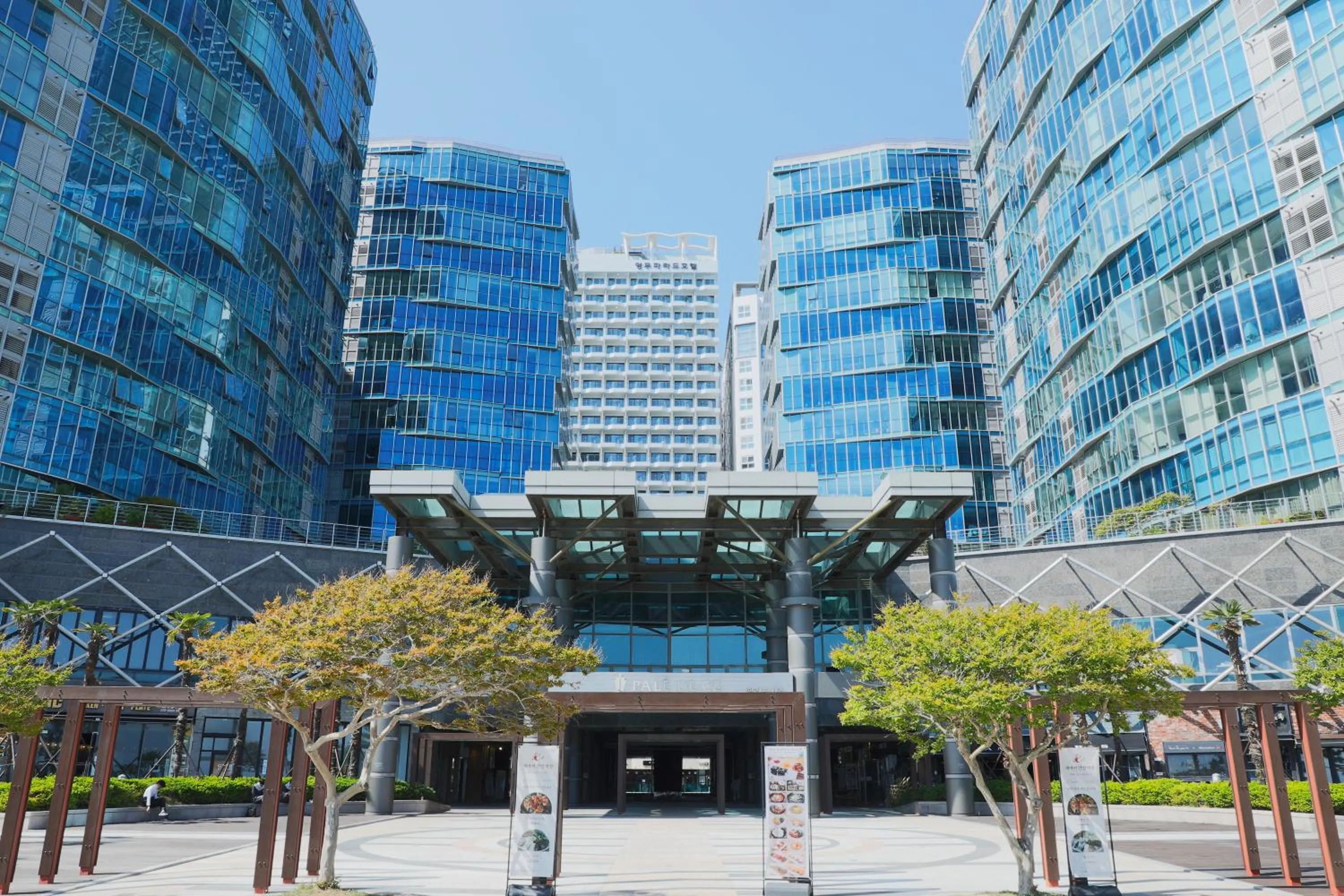 Facade/entrance in Pale De Cz Condo