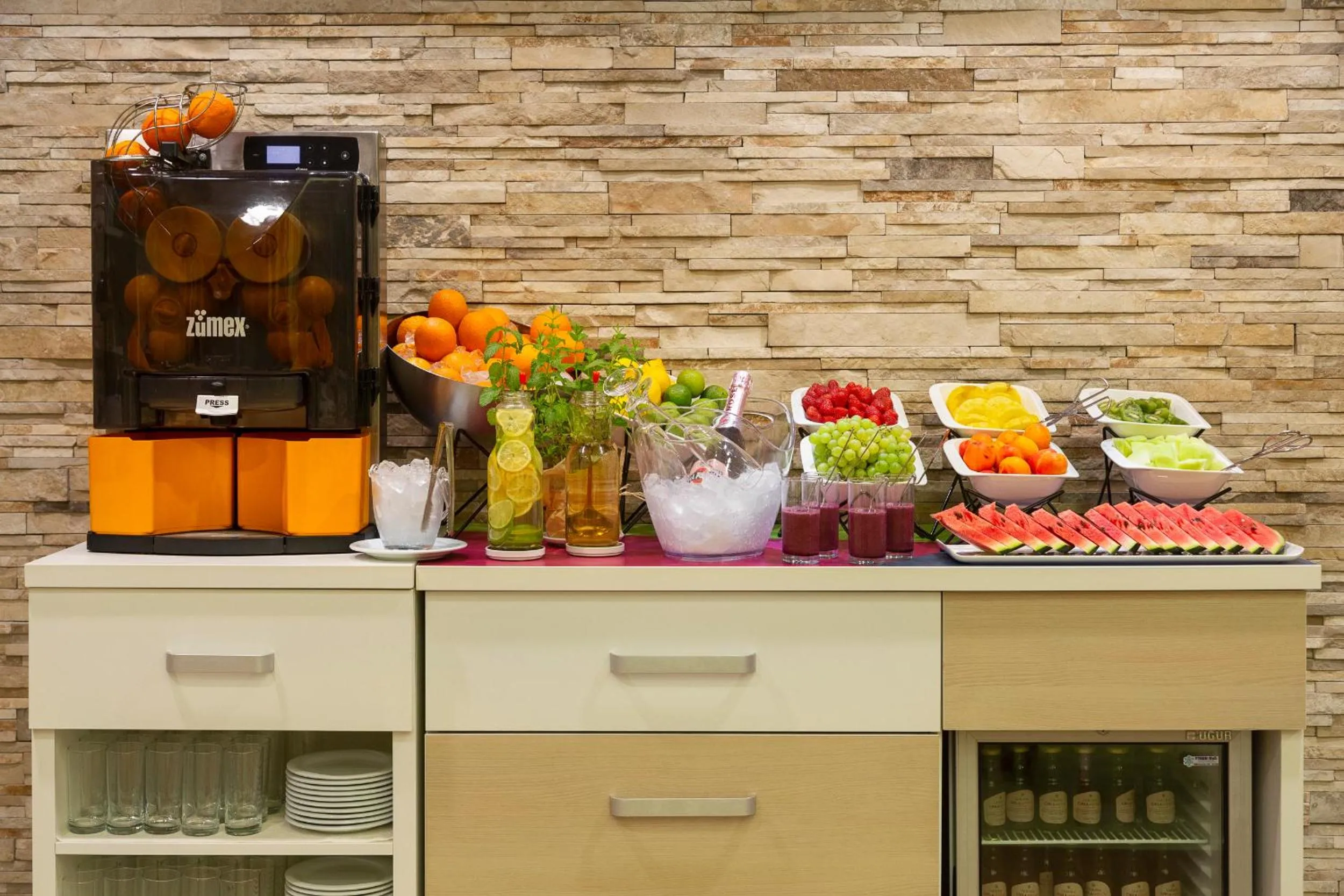 Breakfast in Hotel Colors Inn