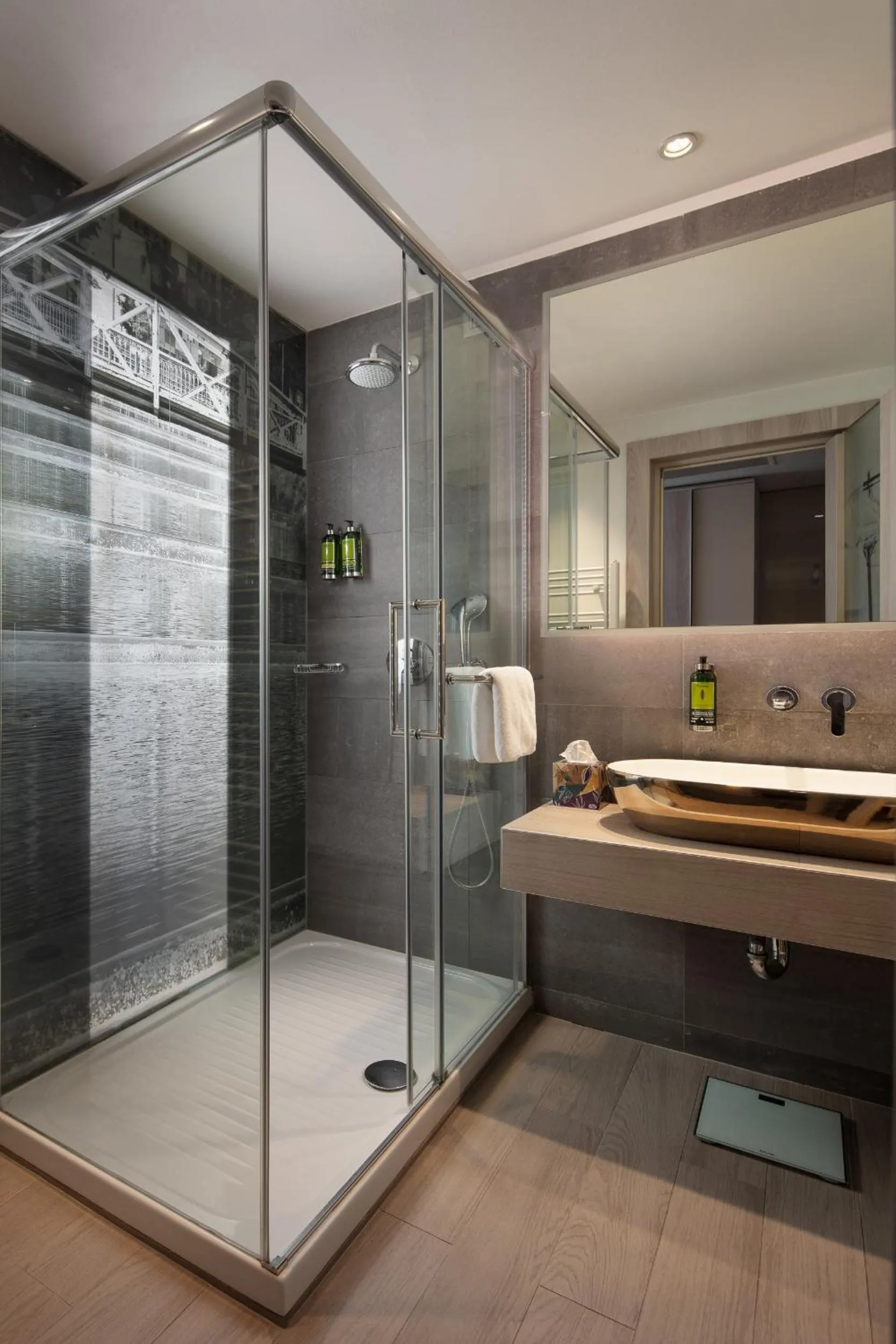 Shower in Hotel Colors Inn