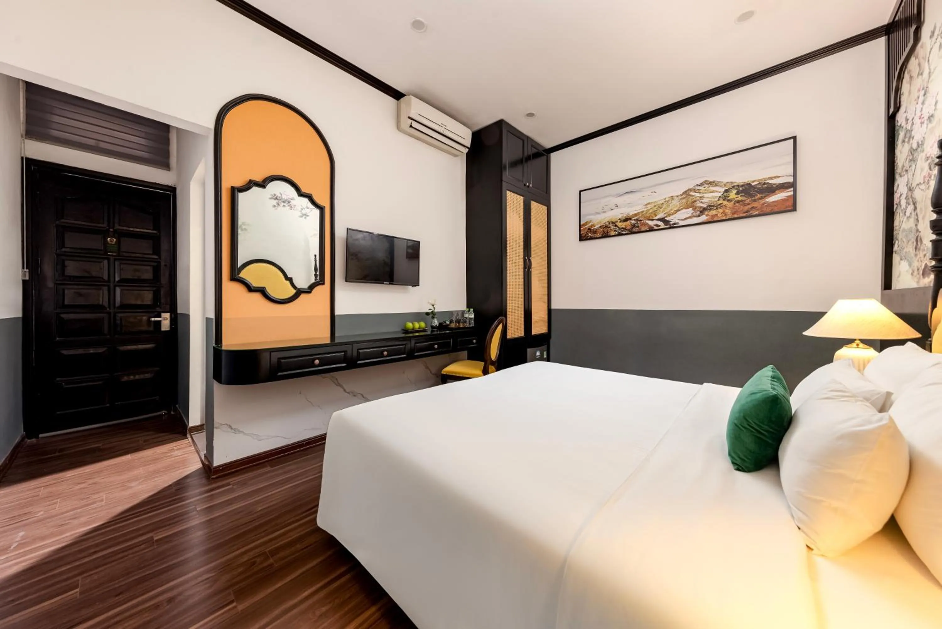 Photo of the whole room, Bed in Hanoi Elpis Hotel & Spa