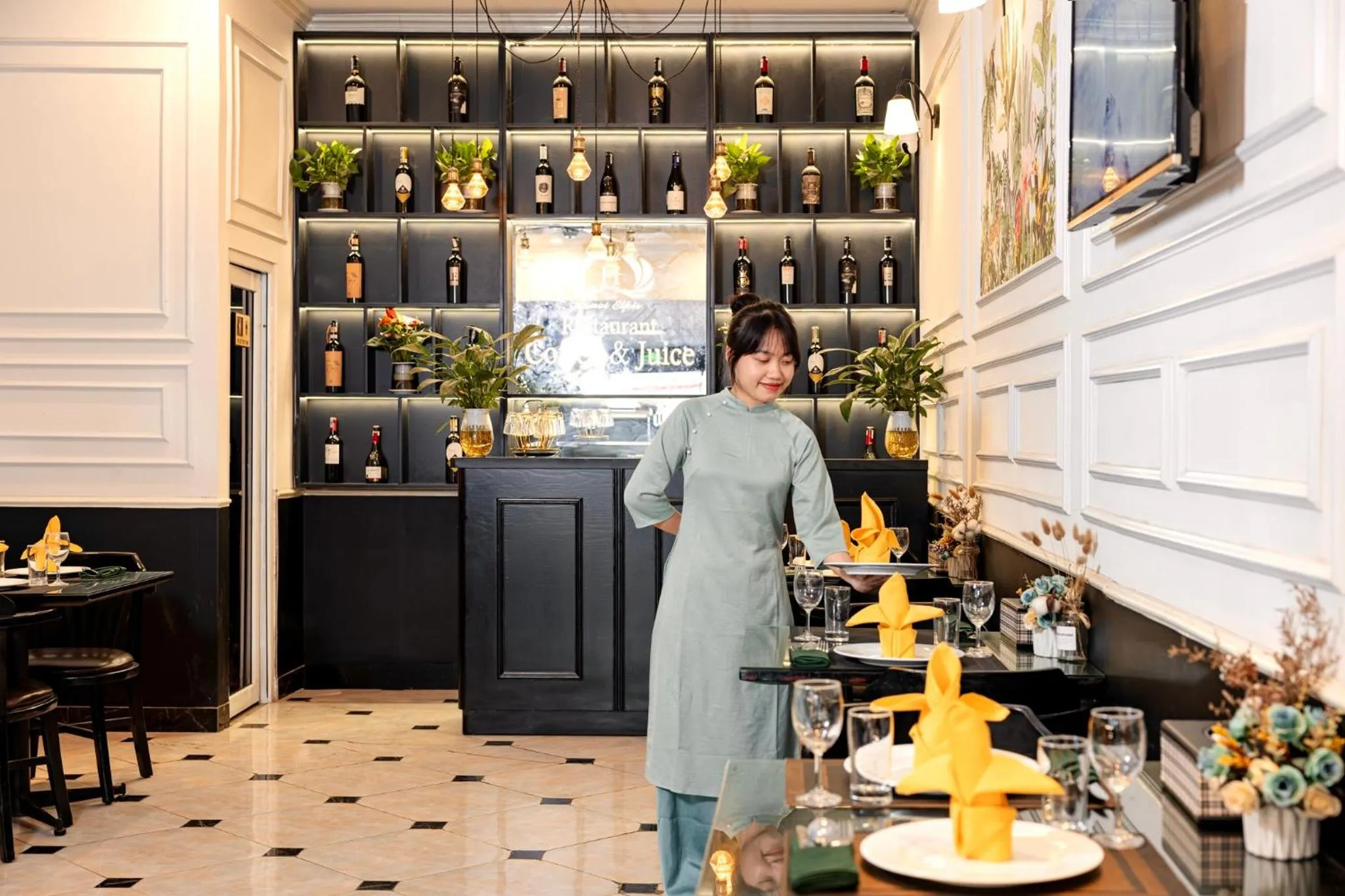 Restaurant/places to eat in Hanoi Elpis Hotel & Spa