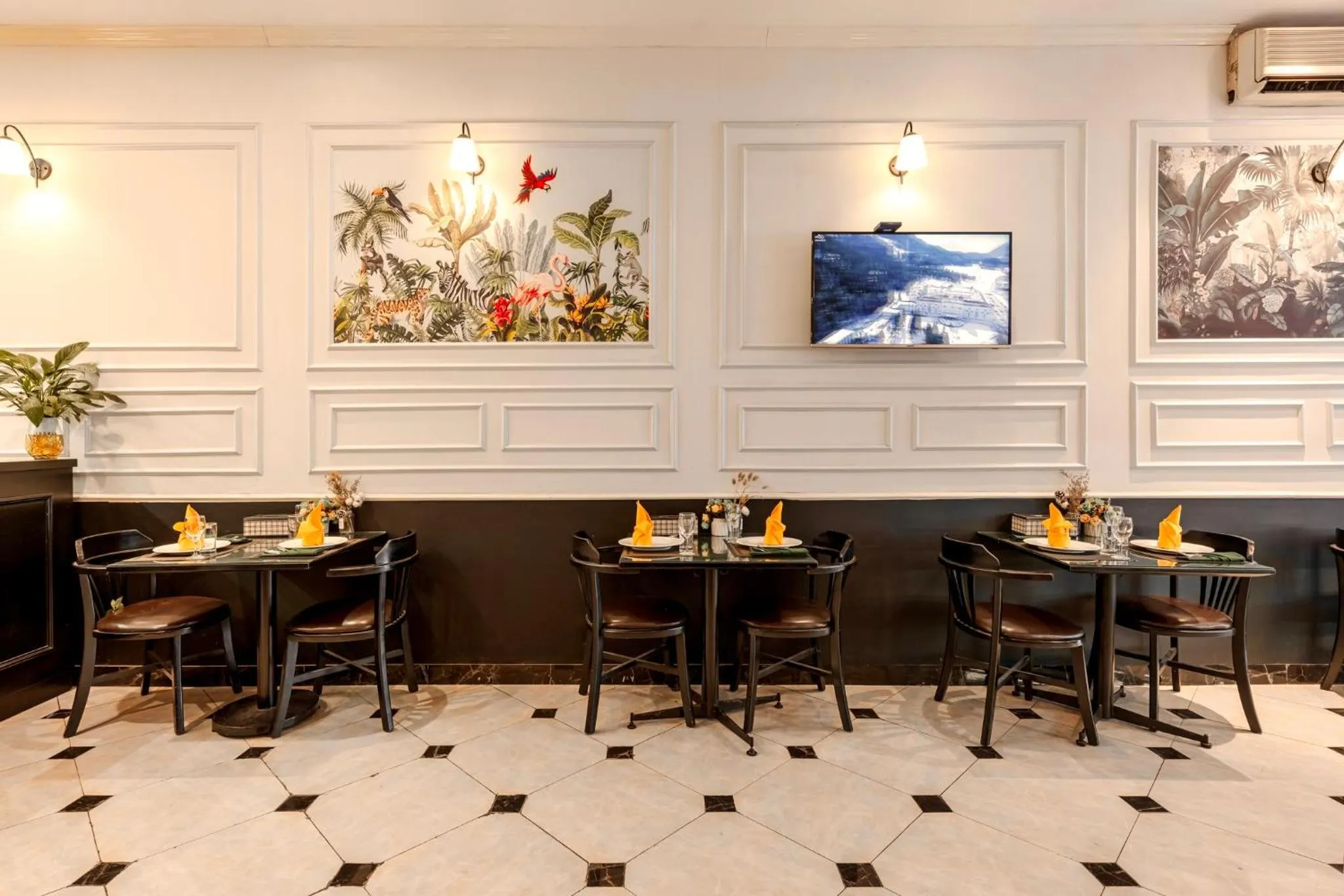 Restaurant/places to eat in Hanoi Elpis Hotel & Spa