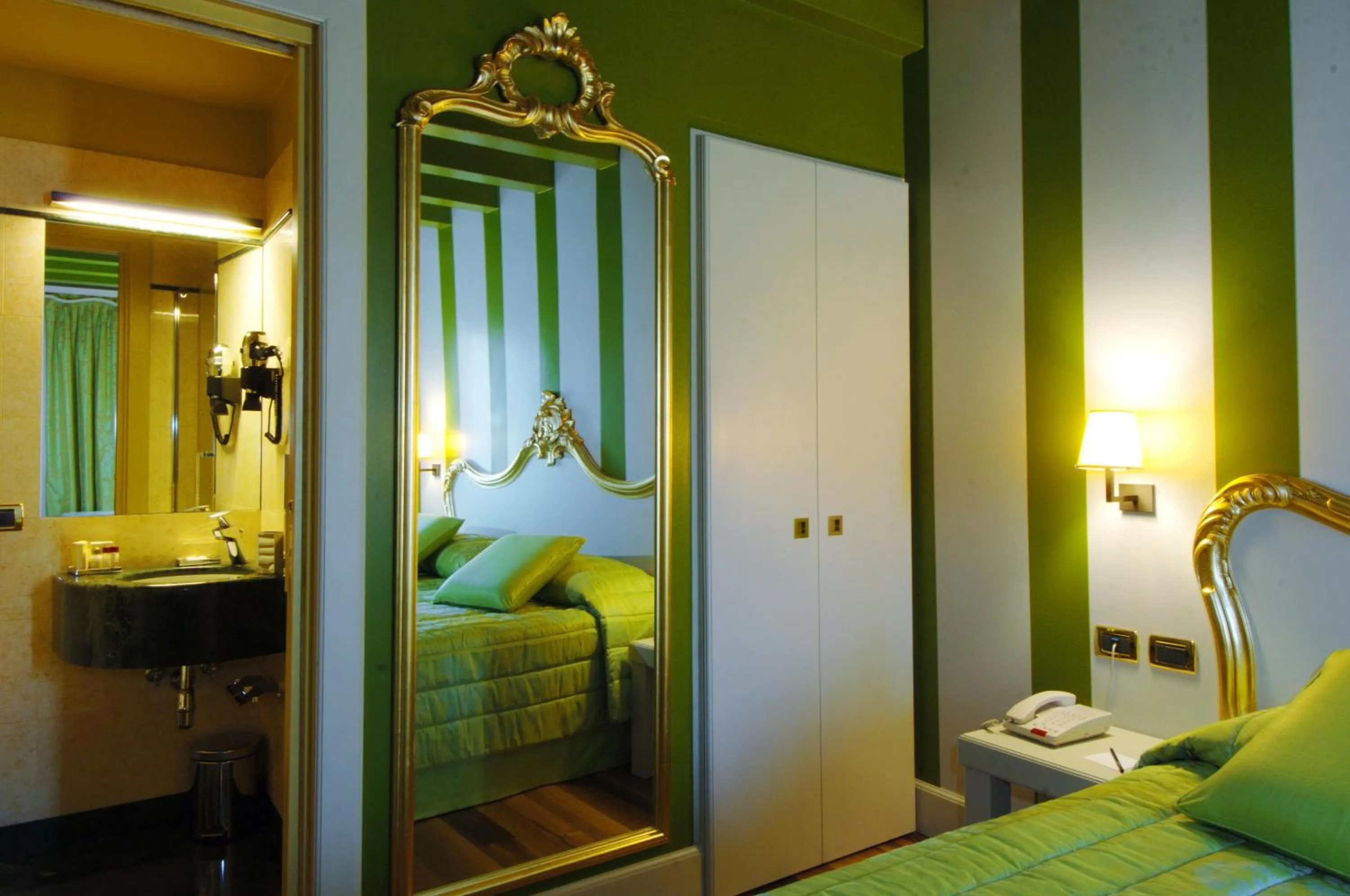 Bathroom, Bed in Hotel Ca' Zusto Venezia