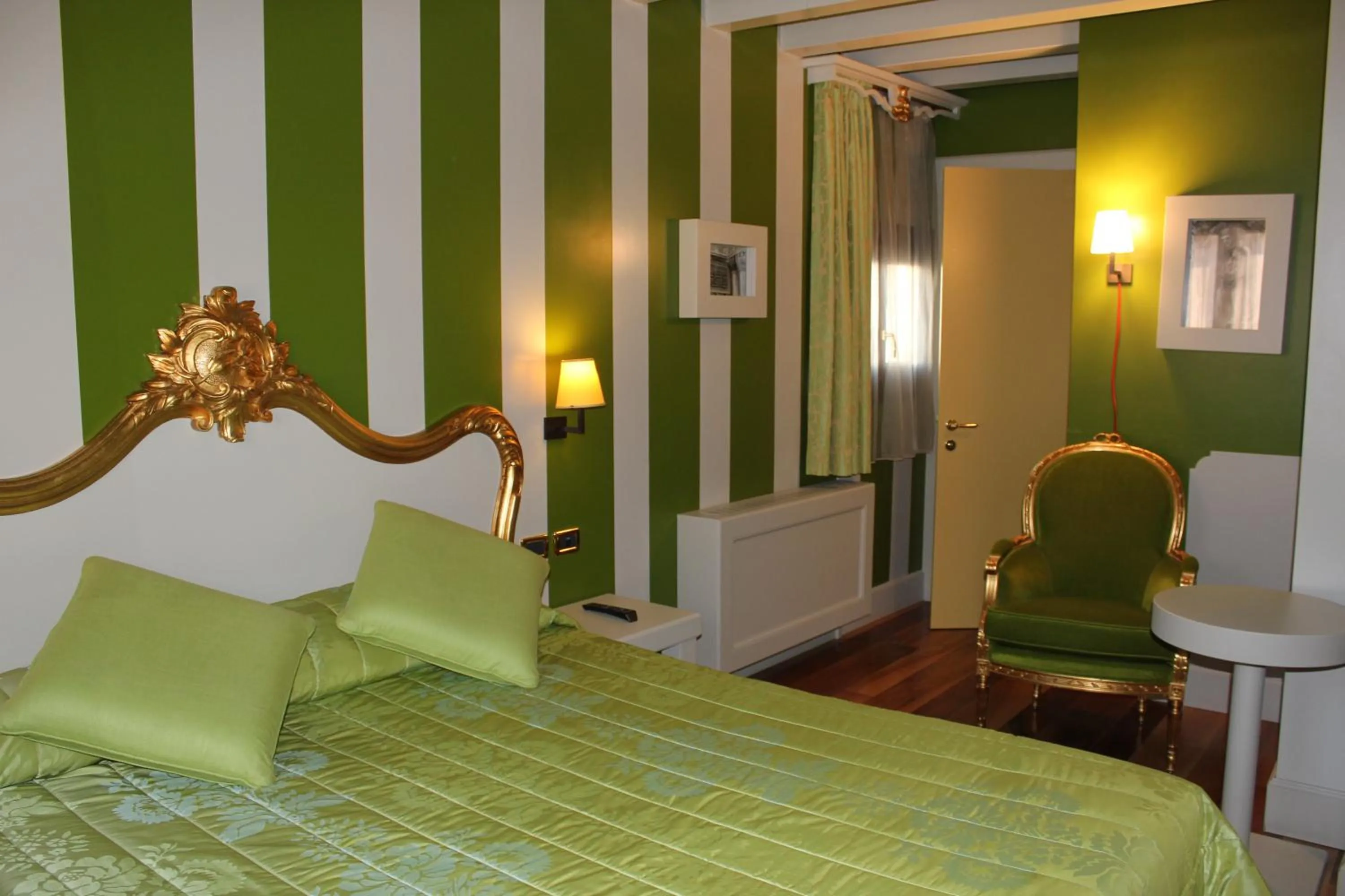 Photo of the whole room, Bed in Hotel Ca' Zusto Venezia