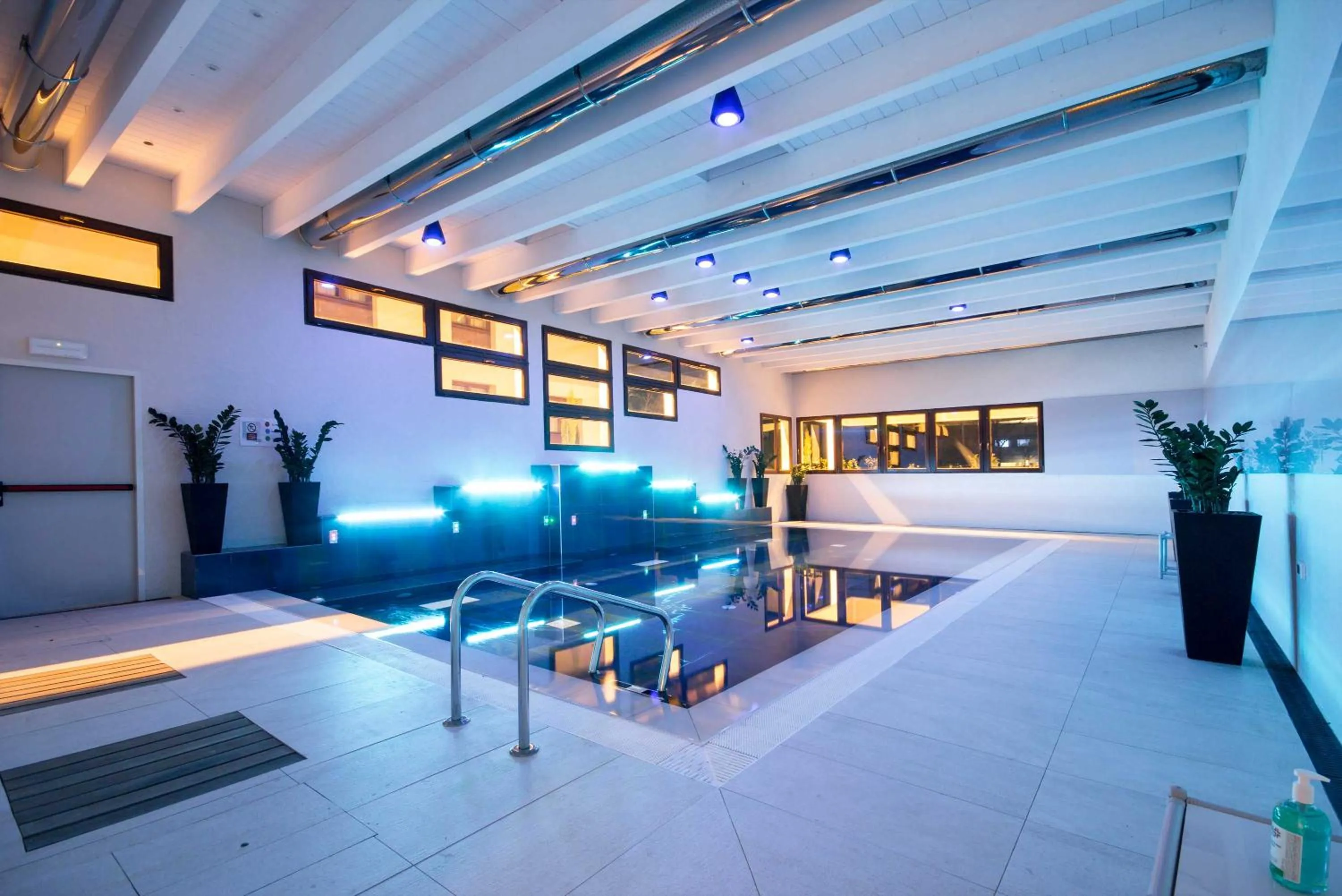 Swimming pool in Best Western Modena District