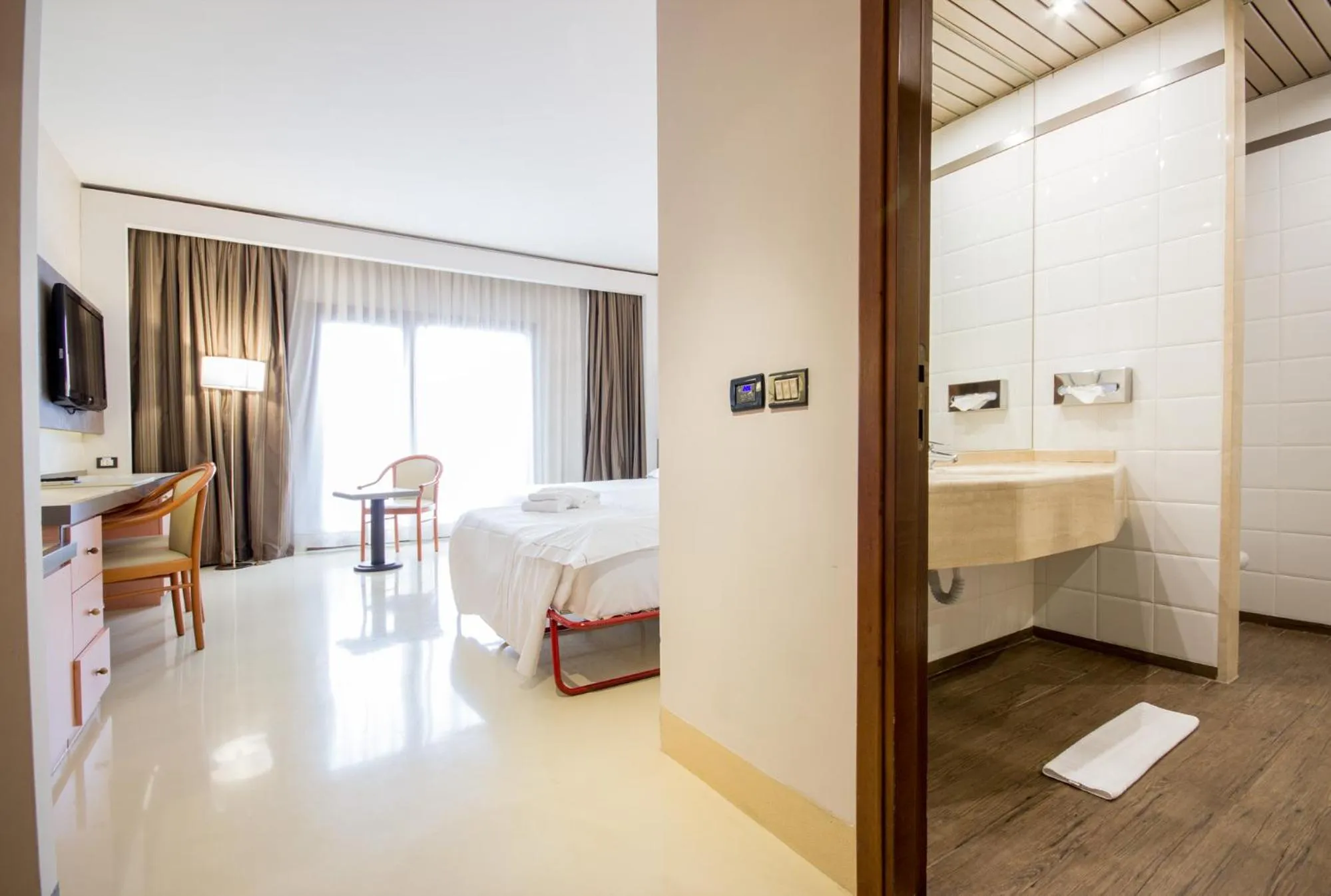 Bathroom, Bed in Best Western Modena District