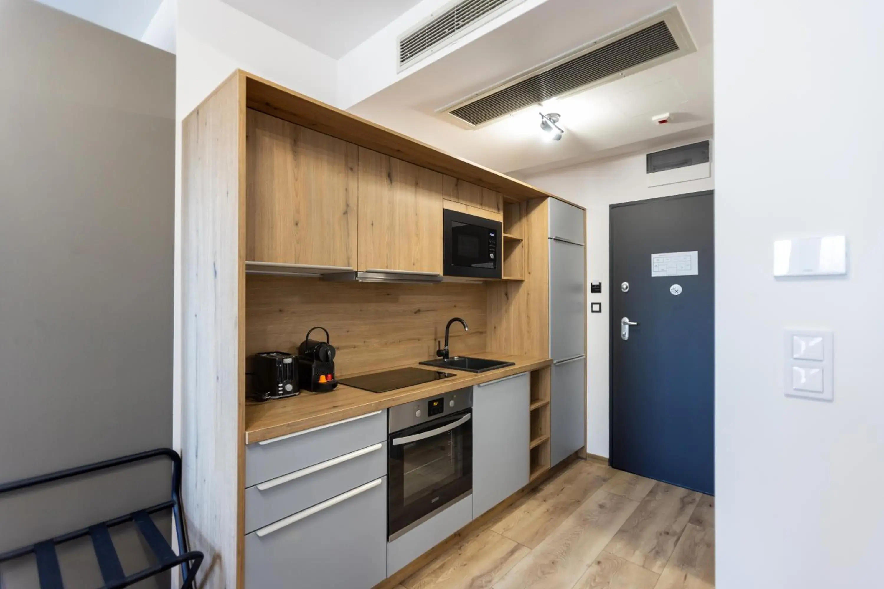 Queen Suite - single occupancy in R73 Residences Queen Suite - single occupancy in R73 Residences