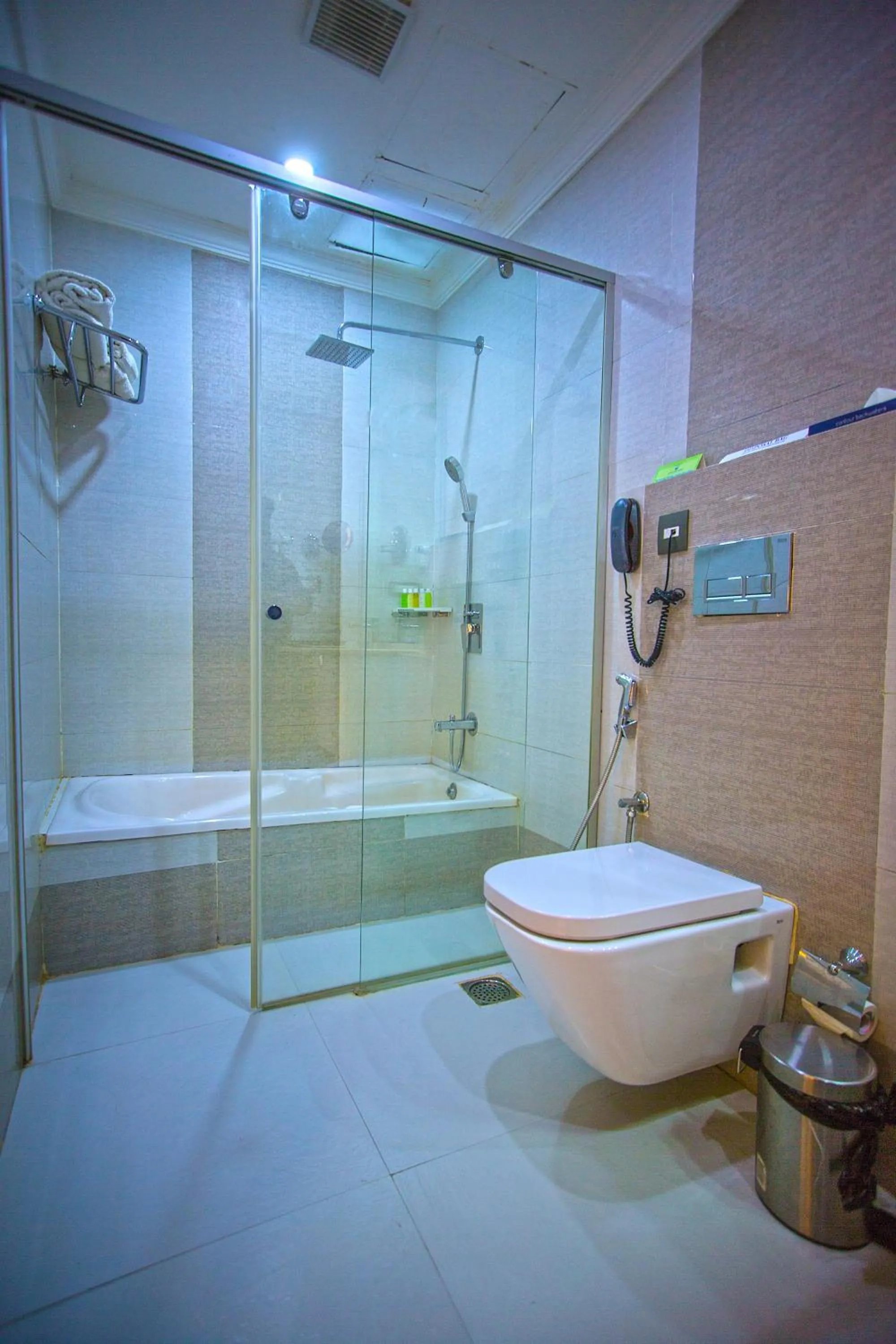 Shower in Contour Backwaters Hotel Resort & Convention Centre