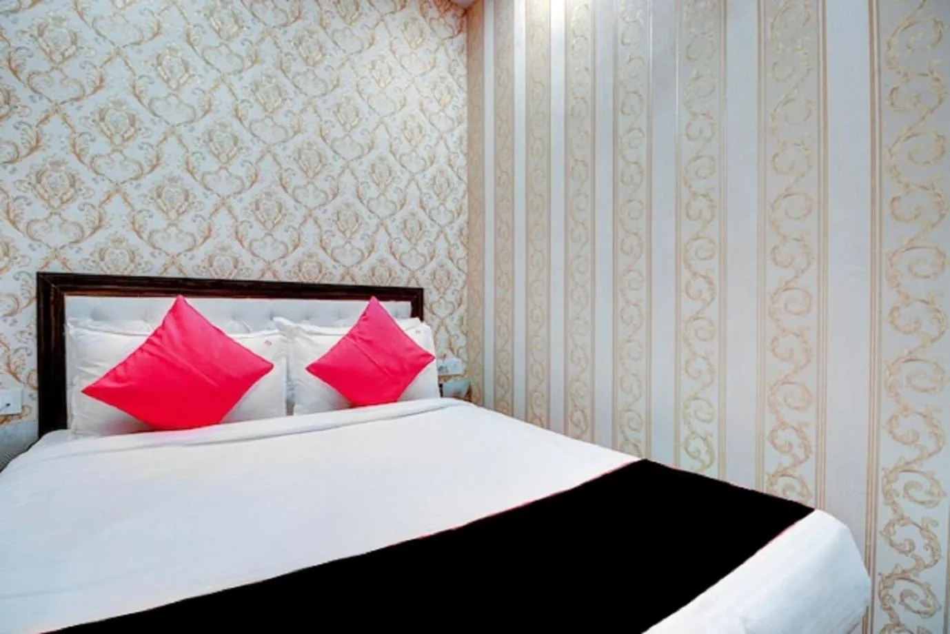 Bed in Hotel De Classico Juhu